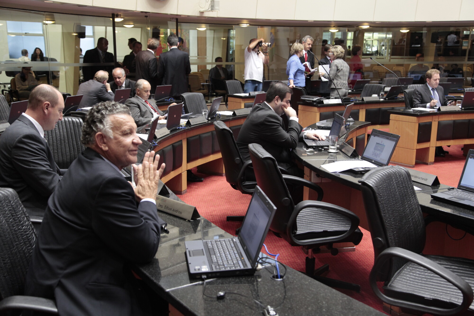 Quatro projetos de lei são aprovados; vetos e PLCs têm votação adiada