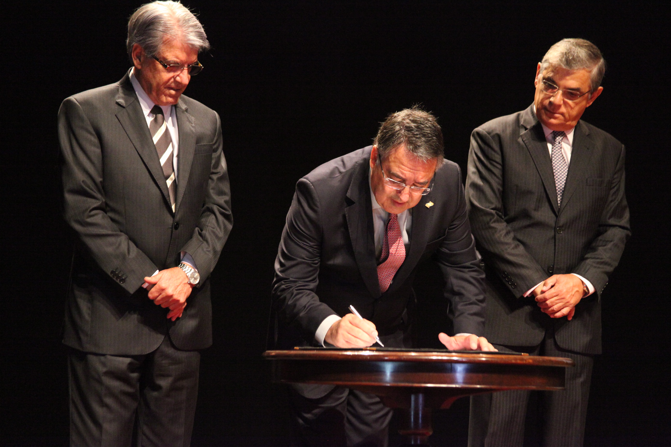 Governador Raimundo Colombo dá posse aos 40 defensores públicos de Santa Catarina. Foto: Fábio Queiroz