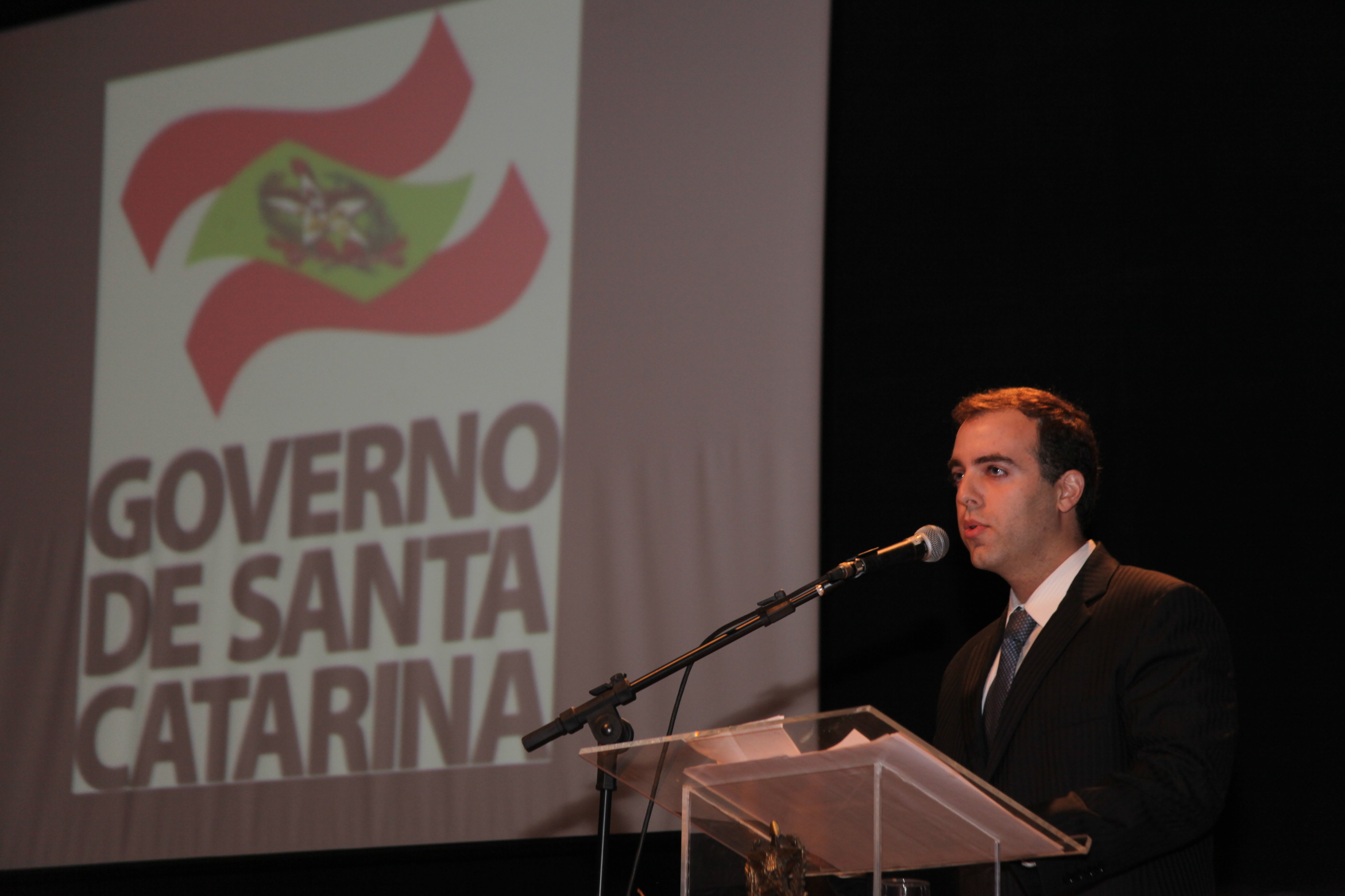Governador Raimundo Colombo dá posse aos 40 defensores públicos de Santa Catarina. Foto: Fábio Queiroz