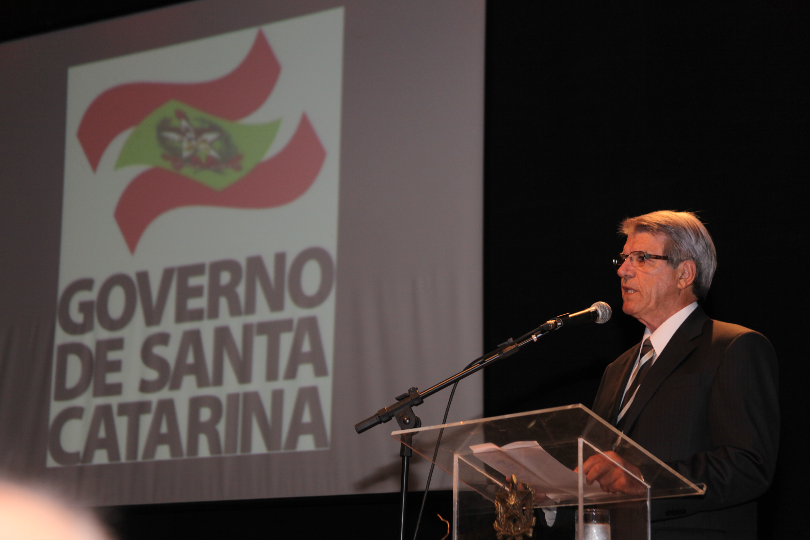 Governador Raimundo Colombo dá posse aos 40 defensores públicos de Santa Catarina. Foto: Fábio Queiroz