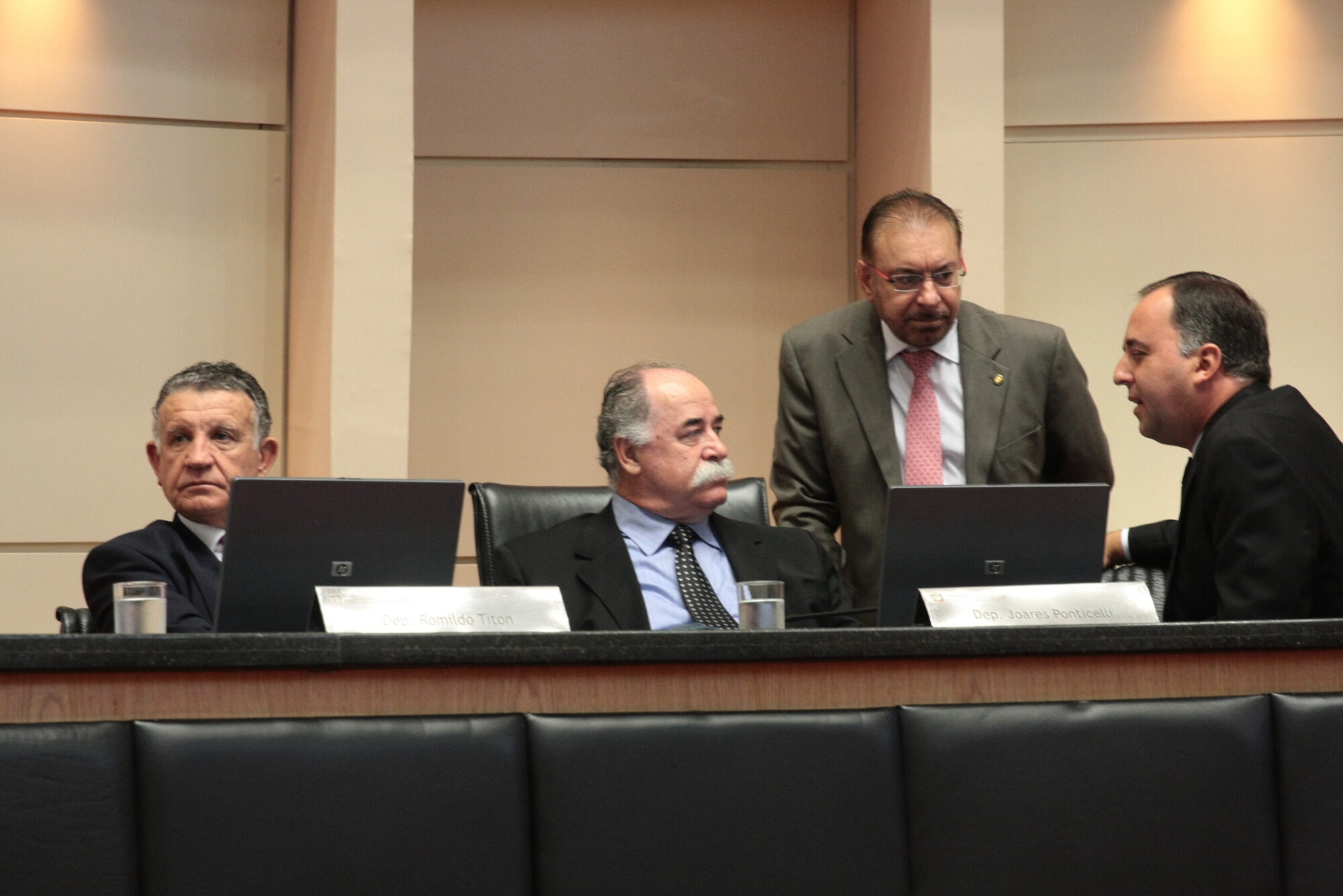 Condições de trabalho de agentes prisionais repercutem na tribuna
