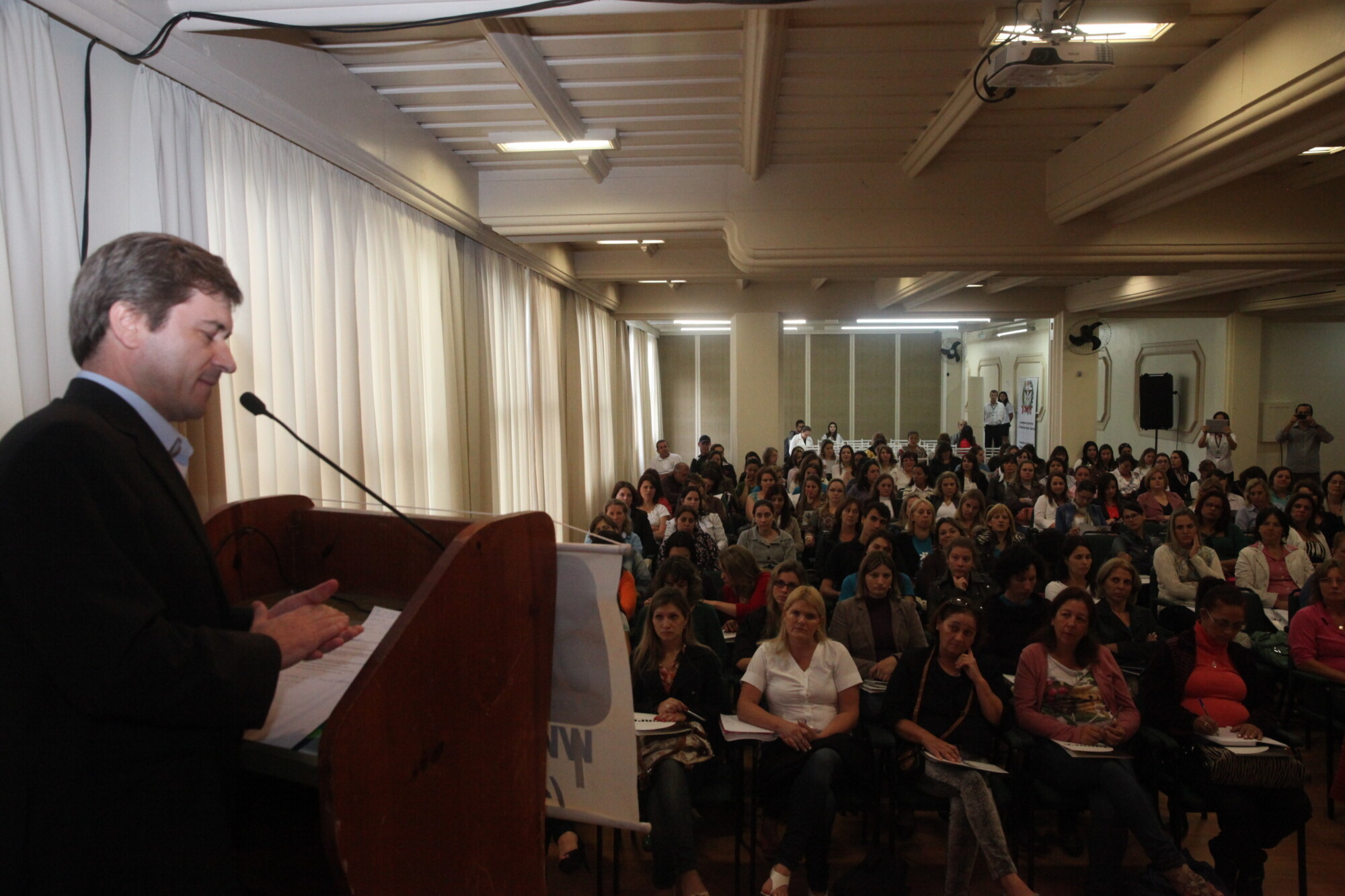 Congresso discute tratamento e educação de crianças autistas