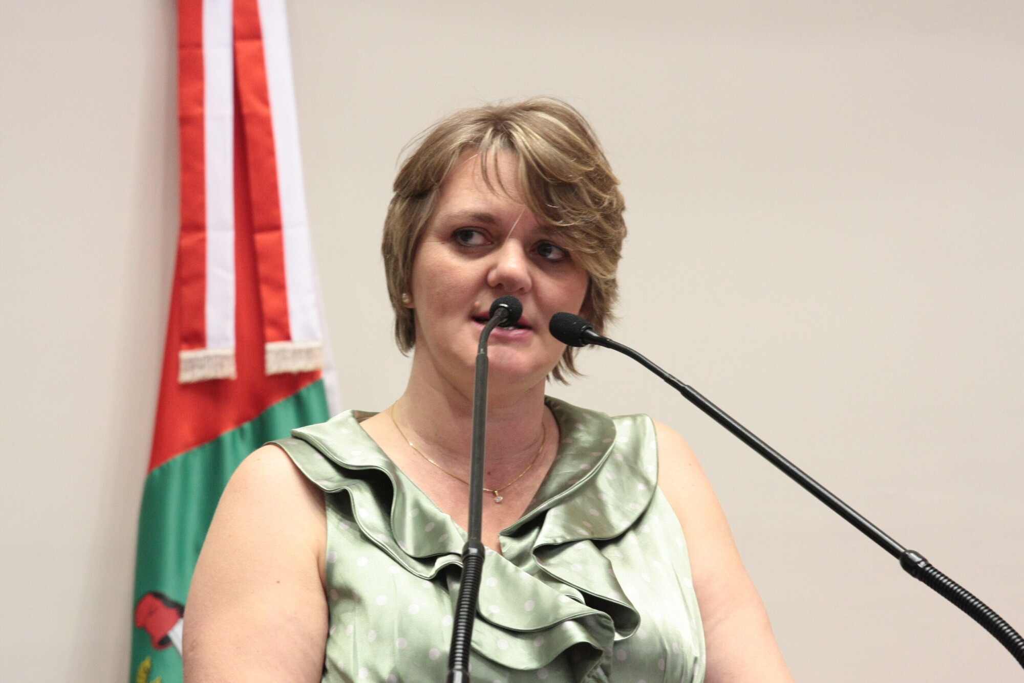 Luciane Carminatti comemora compra de carro contra incêndio para aeroporto de Chapecó