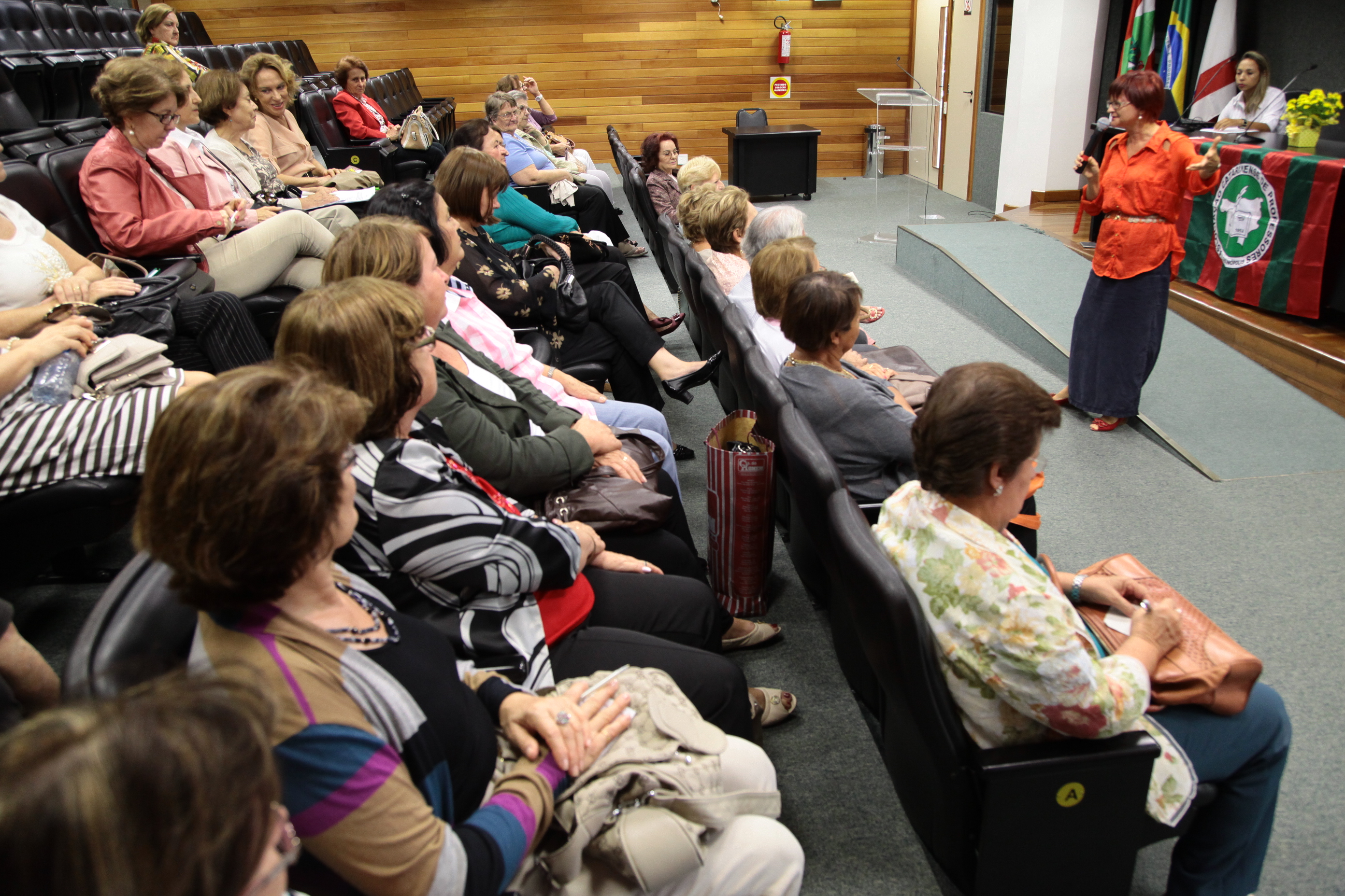 Palestra sobre Visão Holística da Saúde, aos professores associados da grande Florianópolis. Palestrante Marisa Assunta Fantin. Foto: Miriam Zomer