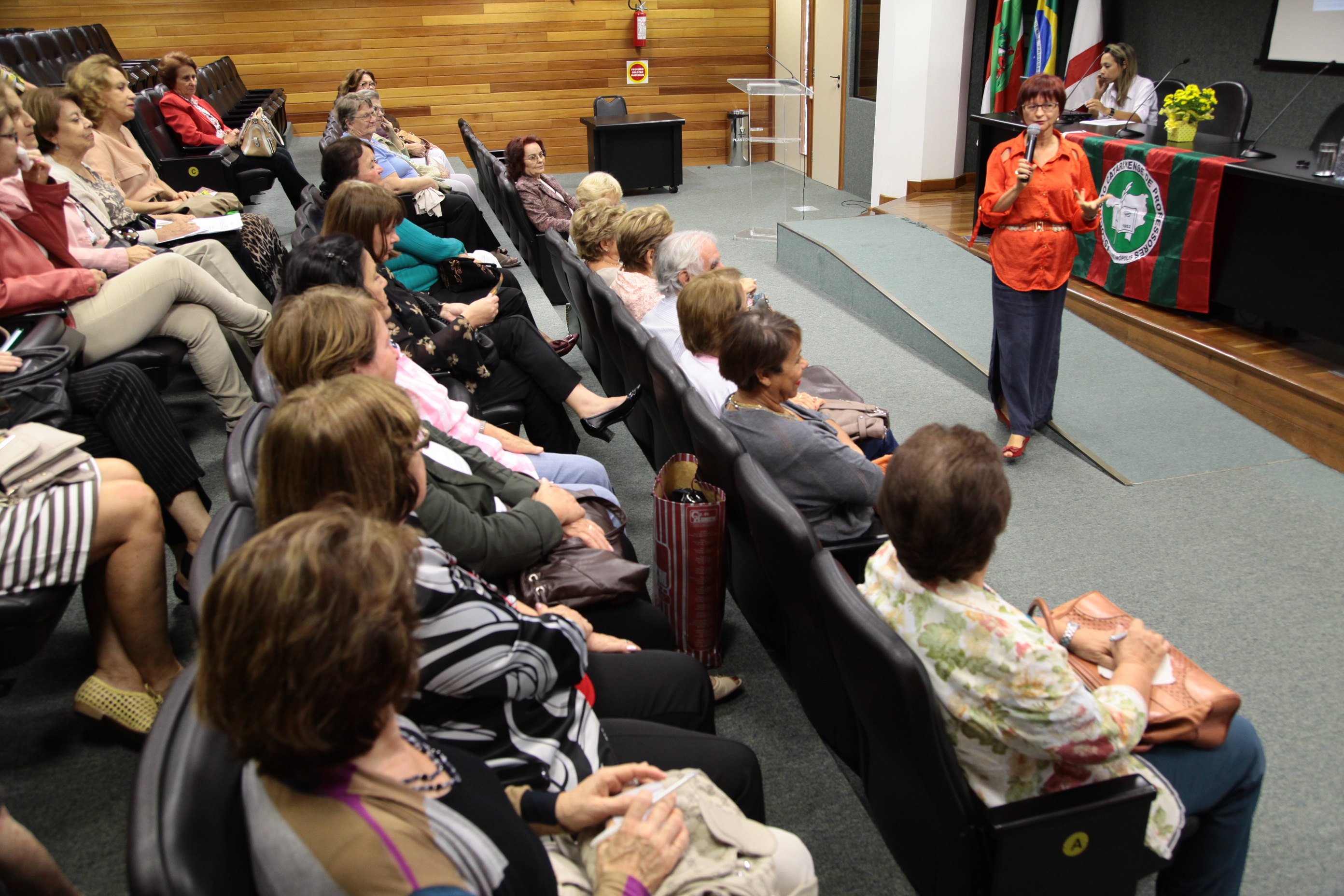 Palestra sobre Visão Holística da Saúde, aos professores associados da grande Florianópolis. Palestrante Marisa Assunta Fantin. Foto: Miriam Zomer