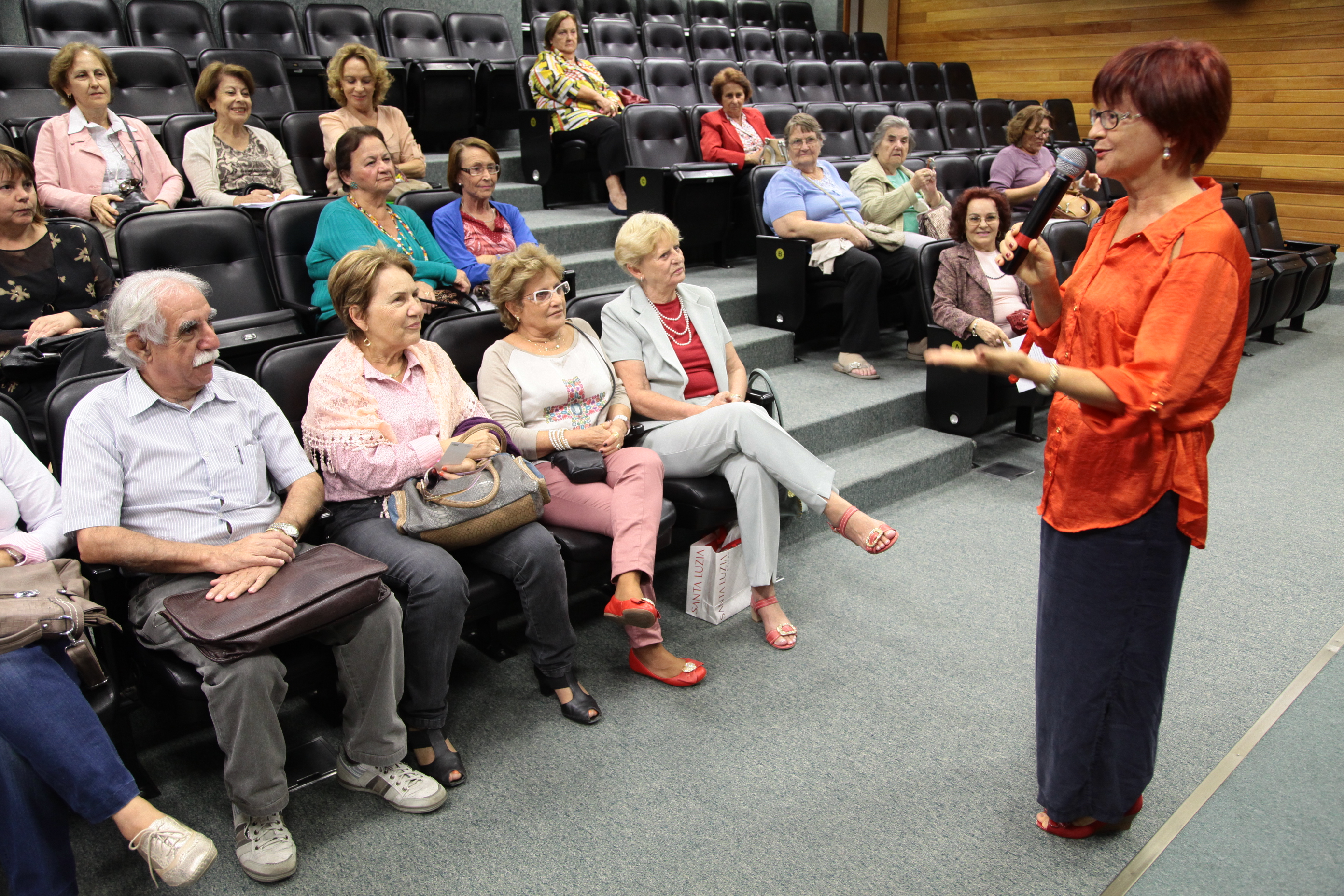 Palestra sobre Visão Holística da Saúde, aos professores associados da grande Florianópolis. Palestrante Marisa Assunta Fantin. Foto: Miriam Zomer