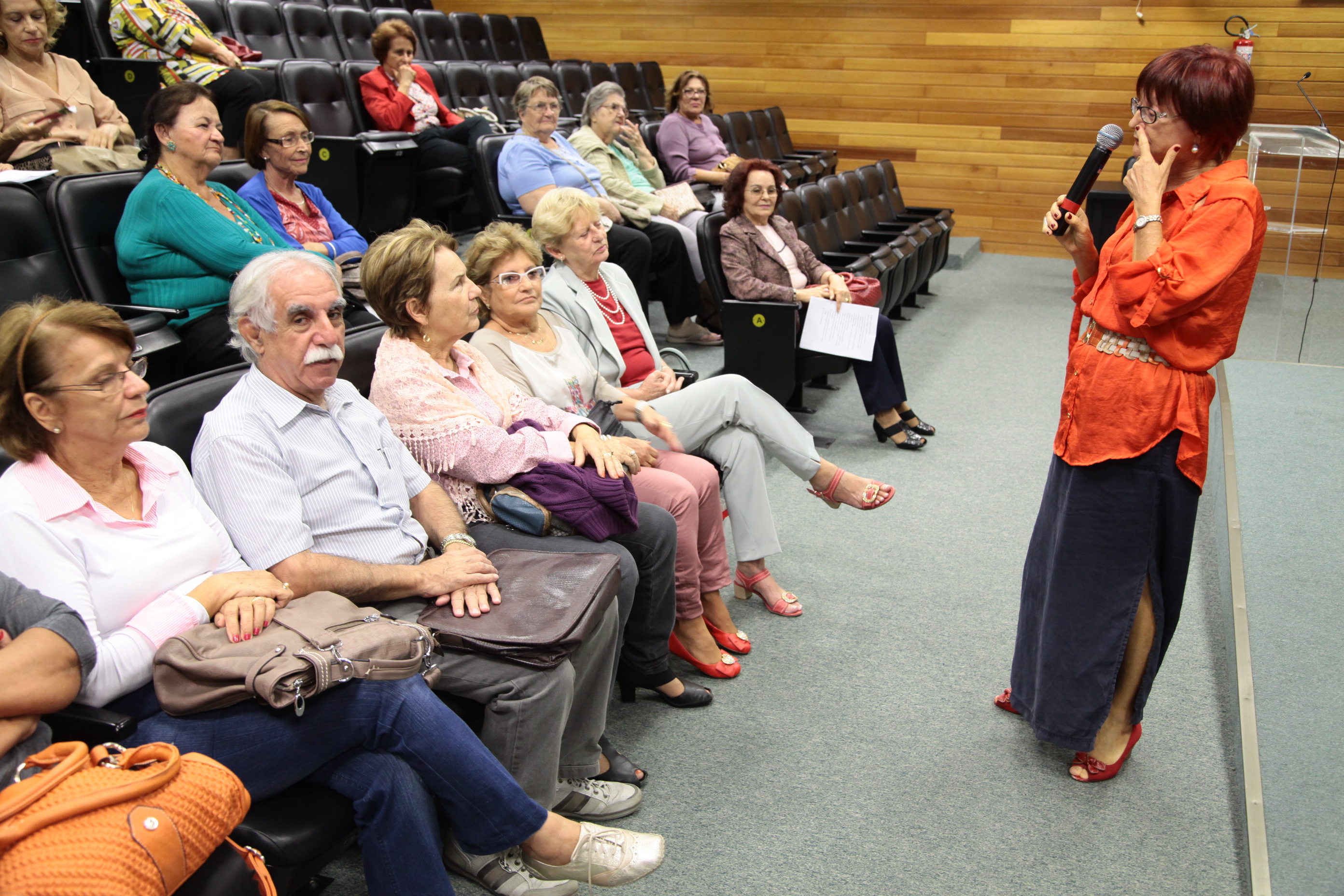 Palestra sobre Visão Holística da Saúde, aos professores associados da grande Florianópolis. Palestrante Marisa Assunta Fantin. Foto: Miriam Zomer