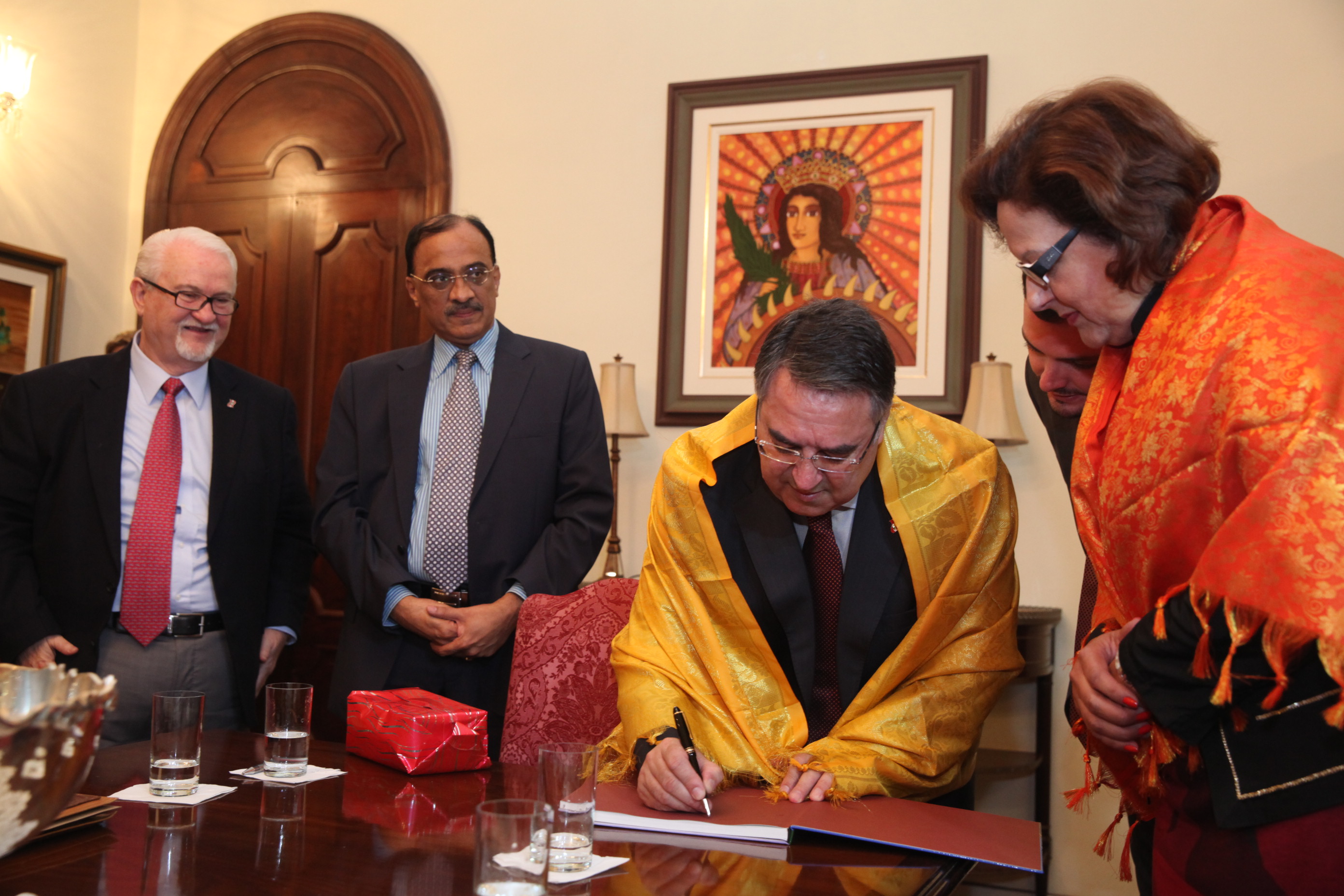 Deputada Dirce Heiderscheidt (PMDB) e o Presidente da Federação Internacional sobre o Envelhecimento Doutor Krishnamurthy Gangadharan reúnem-se com o governador de SC Raimundo Colombo.