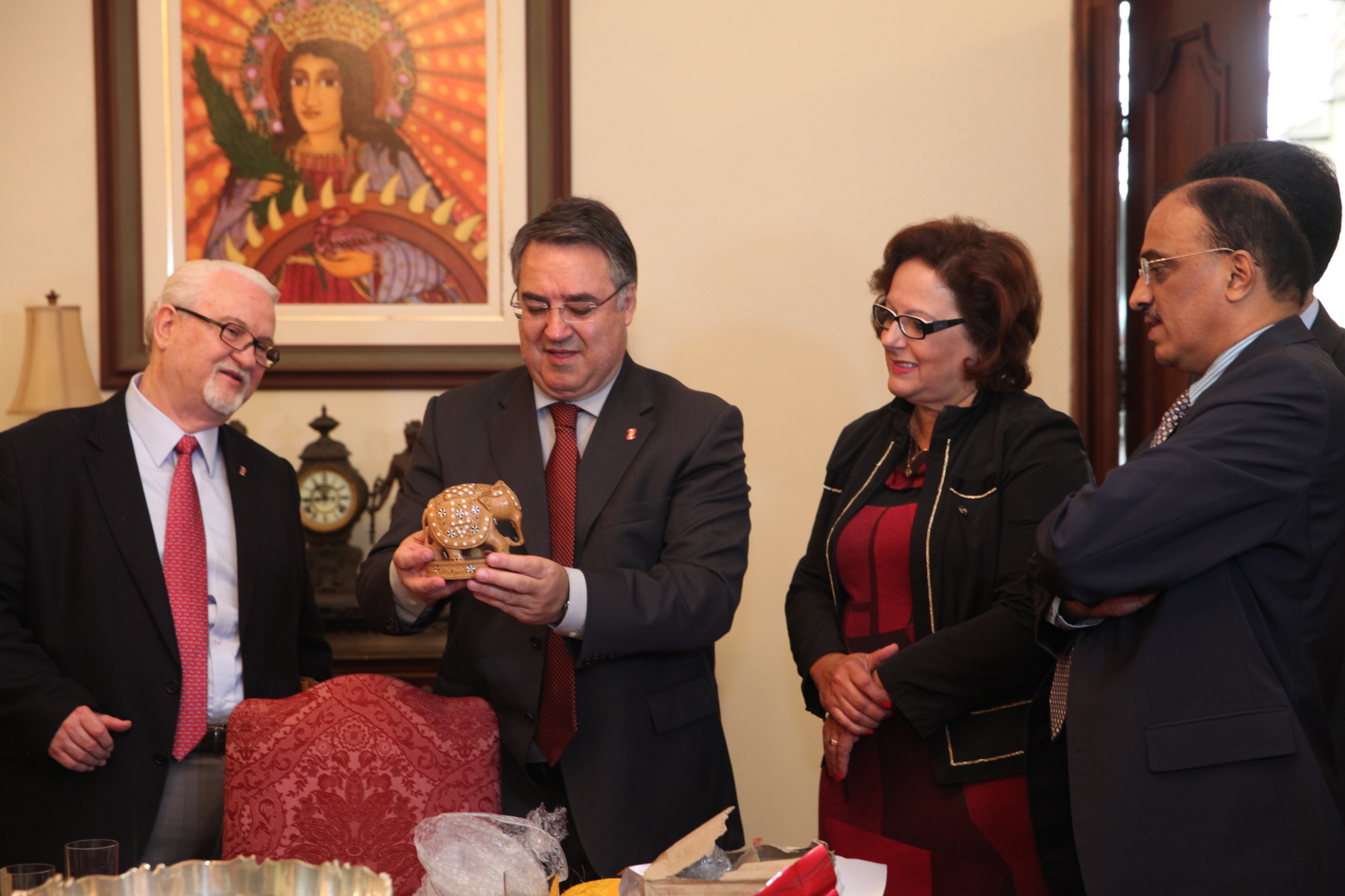Deputada Dirce Heiderscheidt (PMDB) e o Presidente da Federação Internacional sobre o Envelhecimento Doutor Krishnamurthy Gangadharan reúnem-se com o governador de SC Raimundo Colombo.