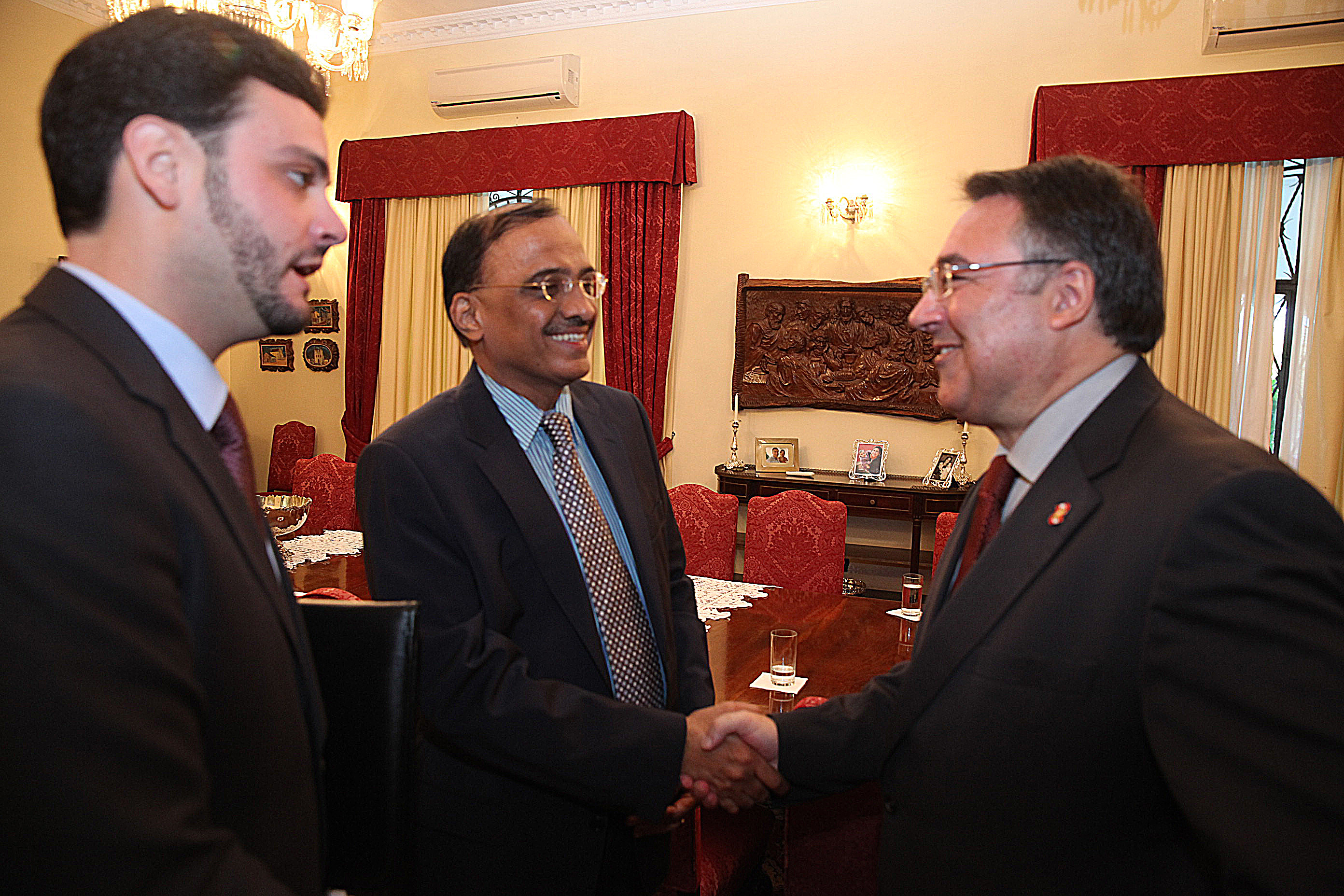 Deputada Dirce Heiderscheidt (PMDB) e o Presidente da Federação Internacional sobre o Envelhecimento Doutor Krishnamurthy Gangadharan reúnem-se com o governador de SC Raimundo Colombo.