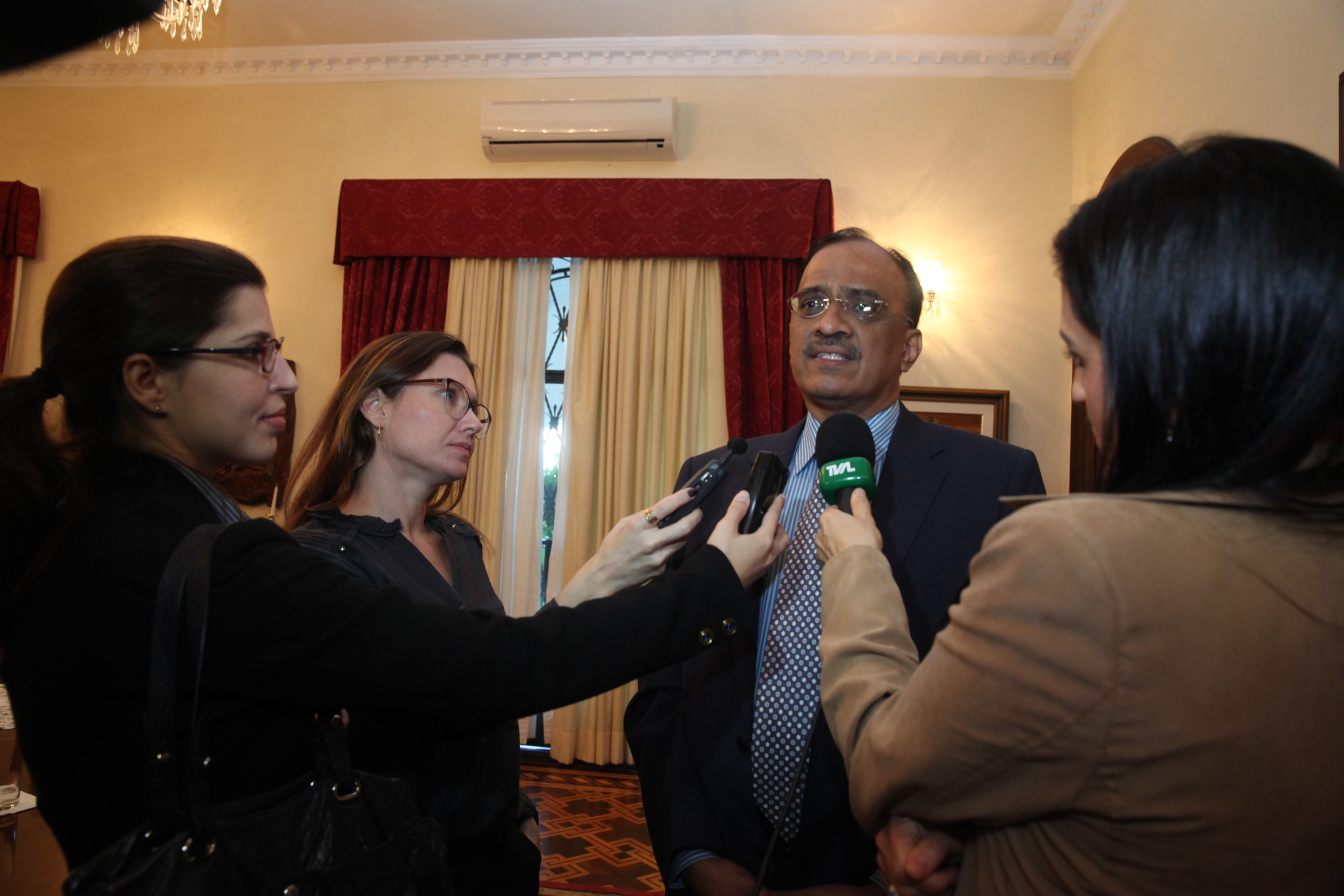 Deputada Dirce Heiderscheidt (PMDB) e o Presidente da Federação Internacional sobre o Envelhecimento Doutor Krishnamurthy Gangadharan reúnem-se com o governador de SC Raimundo Colombo.