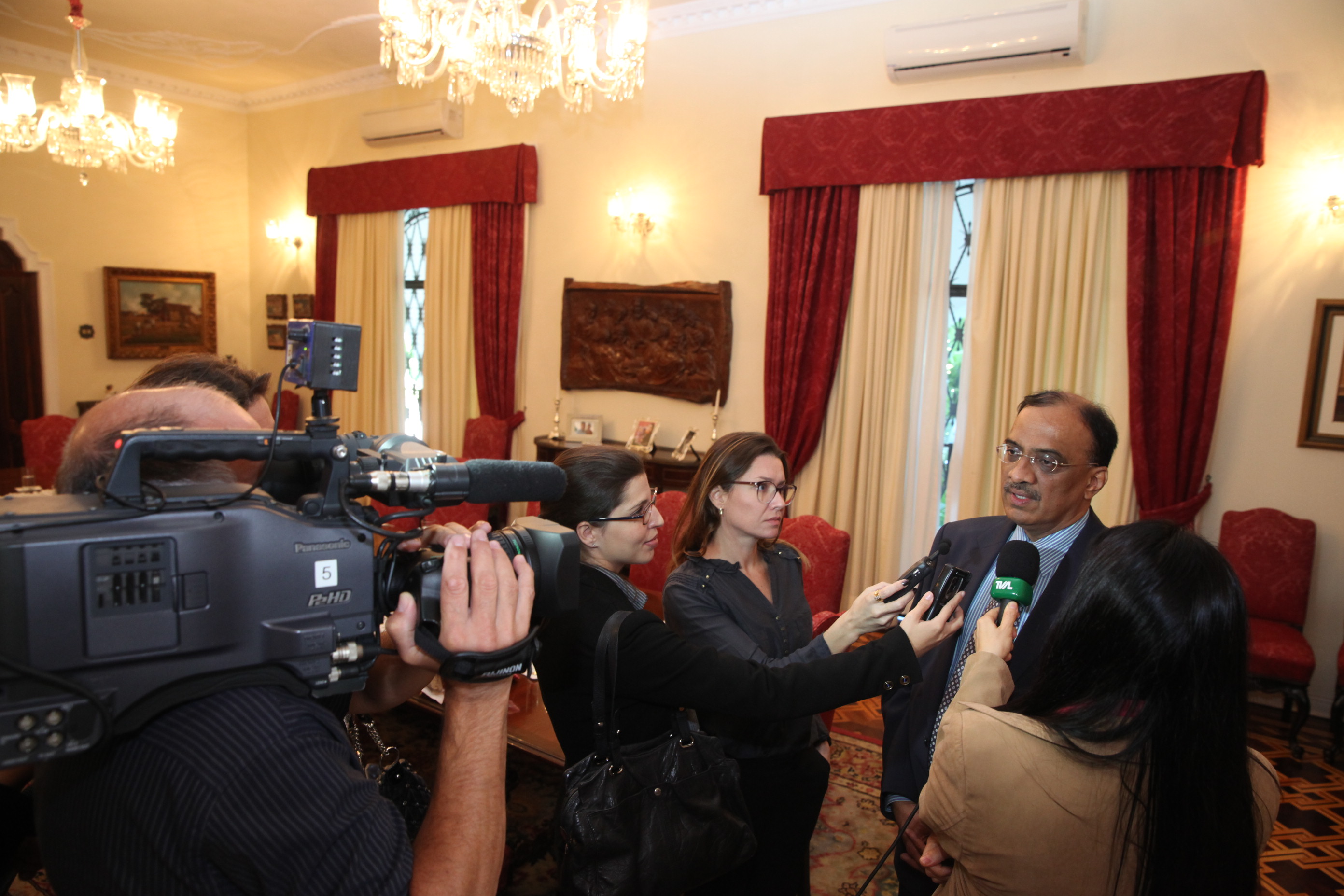 Deputada Dirce Heiderscheidt (PMDB) e o Presidente da Federação Internacional sobre o Envelhecimento Doutor Krishnamurthy Gangadharan reúnem-se com o governador de SC Raimundo Colombo.