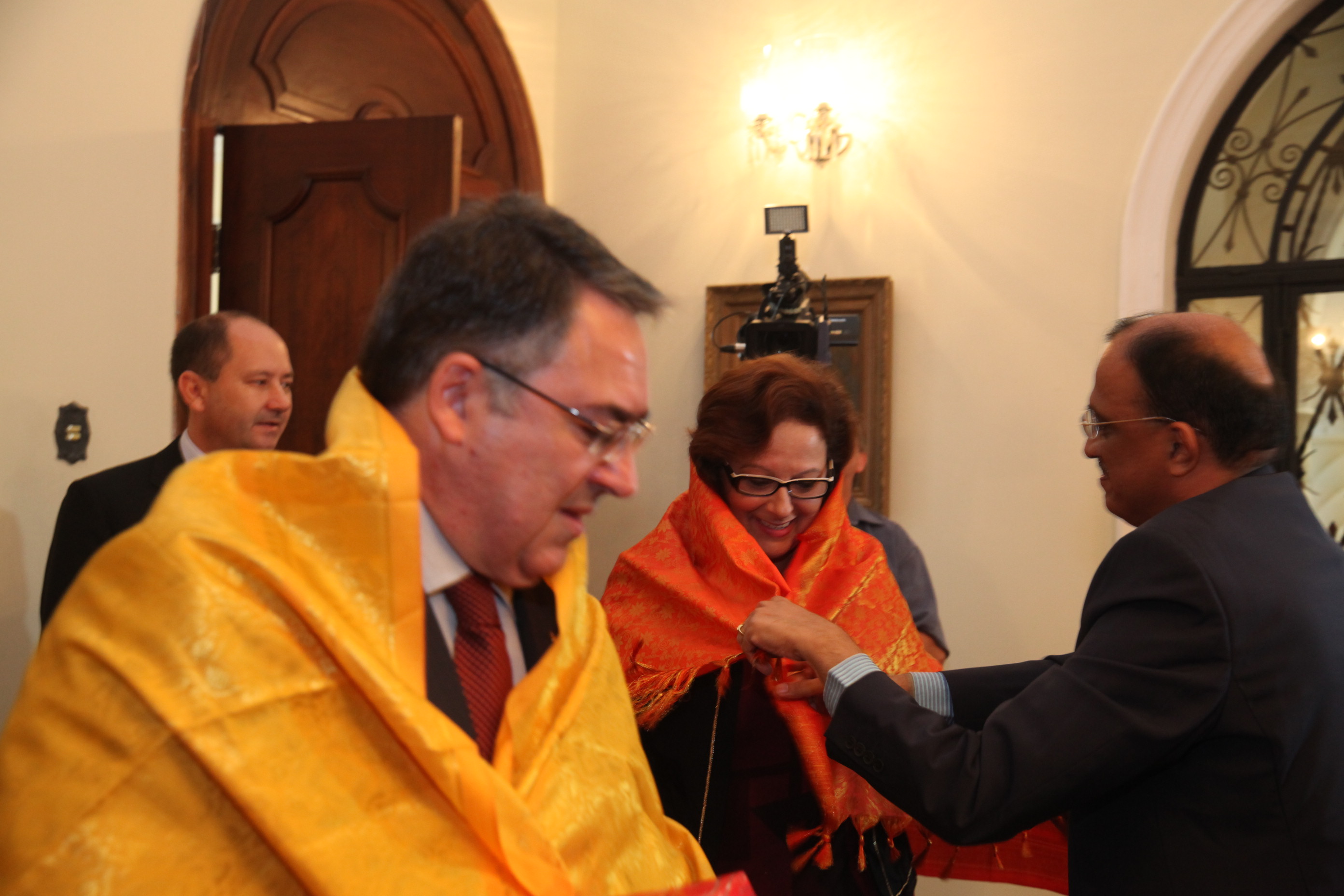 Deputada Dirce Heiderscheidt (PMDB) e o Presidente da Federação Internacional sobre o Envelhecimento Doutor Krishnamurthy Gangadharan reúnem-se com o governador de SC Raimundo Colombo.