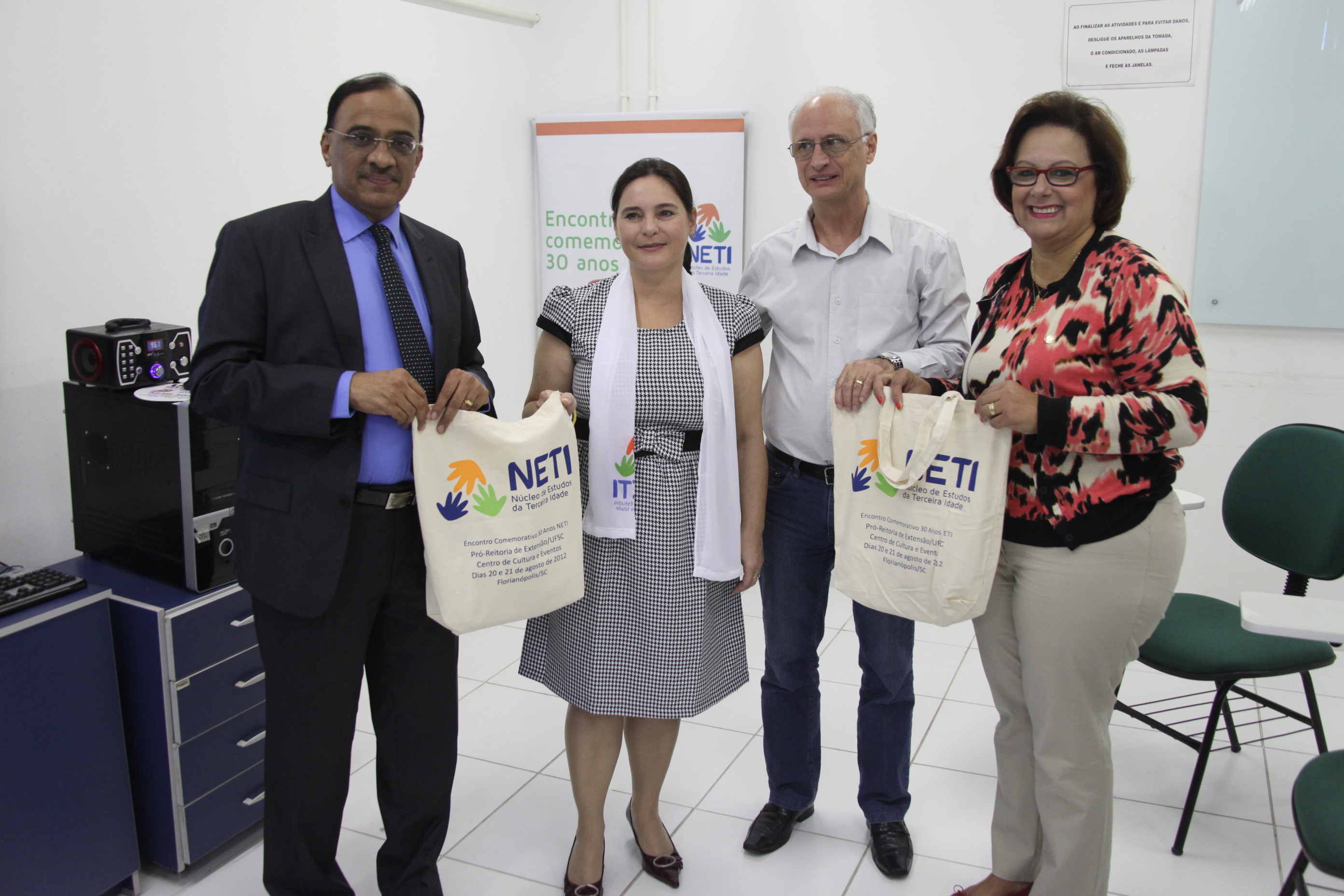 Deputada Dirce Heiderscheidt (PMDB) e Krishnamurthy Gangadharan visitam o Núcleo de Estudos da Terceira Idade (NETI) na UFSC e Grupo de Estudos da Terceira Idade (GETI) na Udesc. Foto: Fábio Queiroz