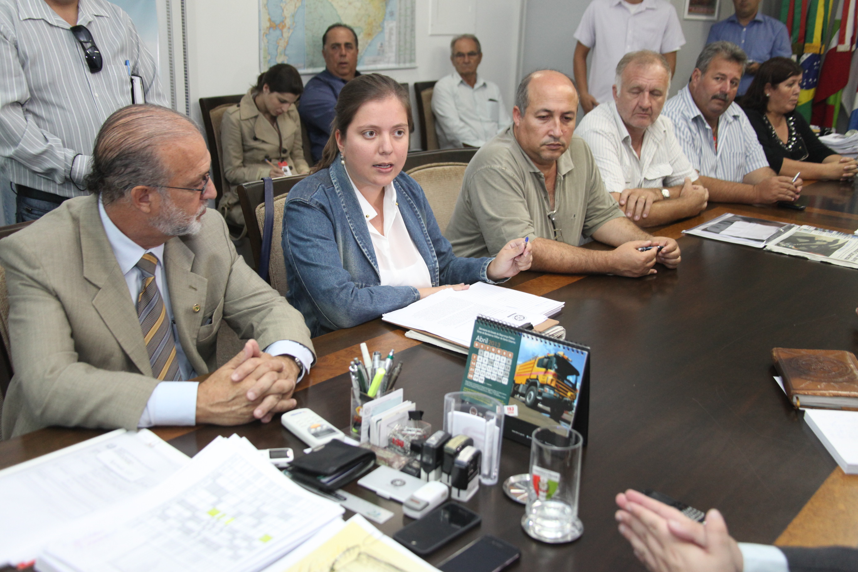 Deputados Nilson Gonçalves (PSDB) e Carlos Chiodini (PMDB) e vereadores de Itapoá reúnem-se com o secretário de Segurança Pública César Grubba. Foto: Fábio Queiroz