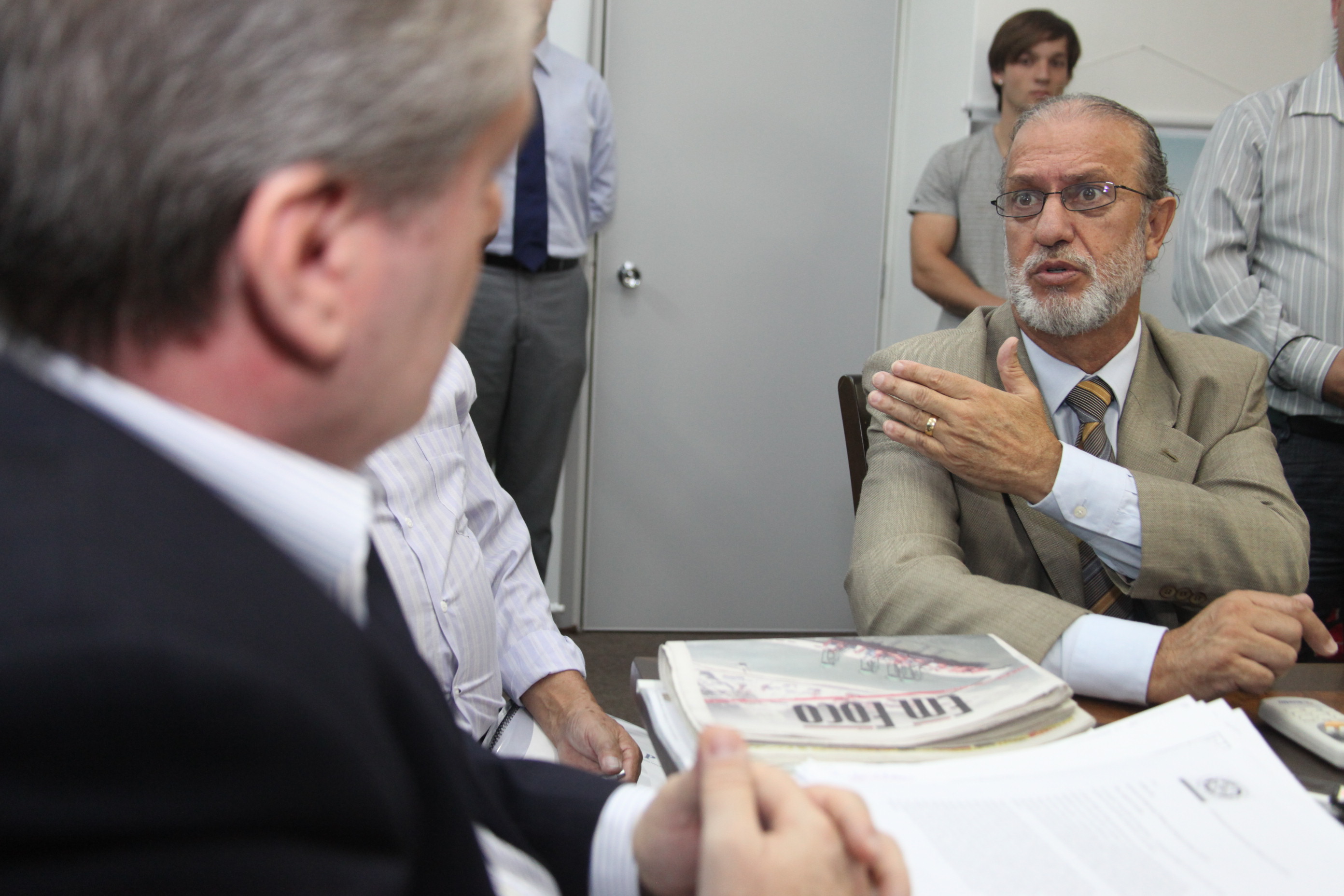 Deputados Nilson Gonçalves (PSDB) e Carlos Chiodini (PMDB) e vereadores de Itapoá reúnem-se com o secretário de Segurança Pública César Grubba. Foto: Fábio Queiroz