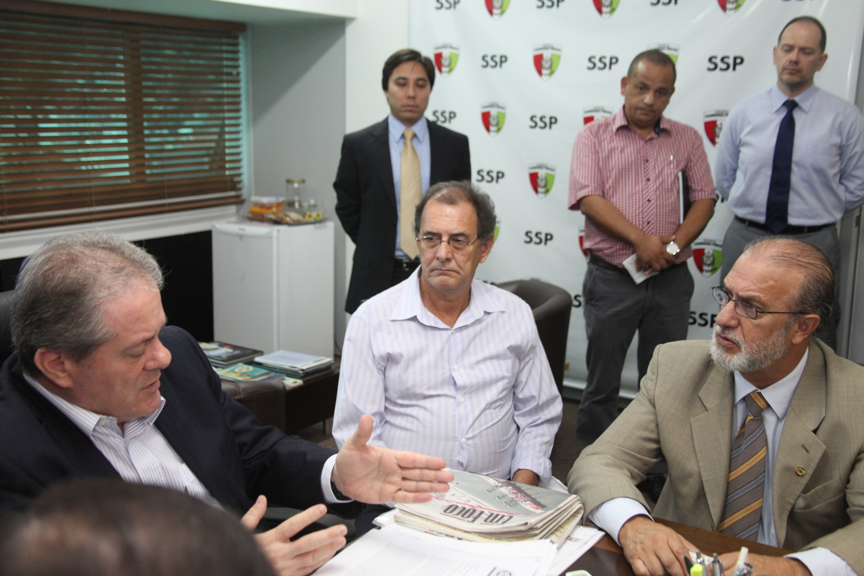 Deputados Nilson Gonçalves (PSDB) e Carlos Chiodini (PMDB) e vereadores de Itapoá reúnem-se com o secretário de Segurança Pública César Grubba. Foto: Fábio Queiroz