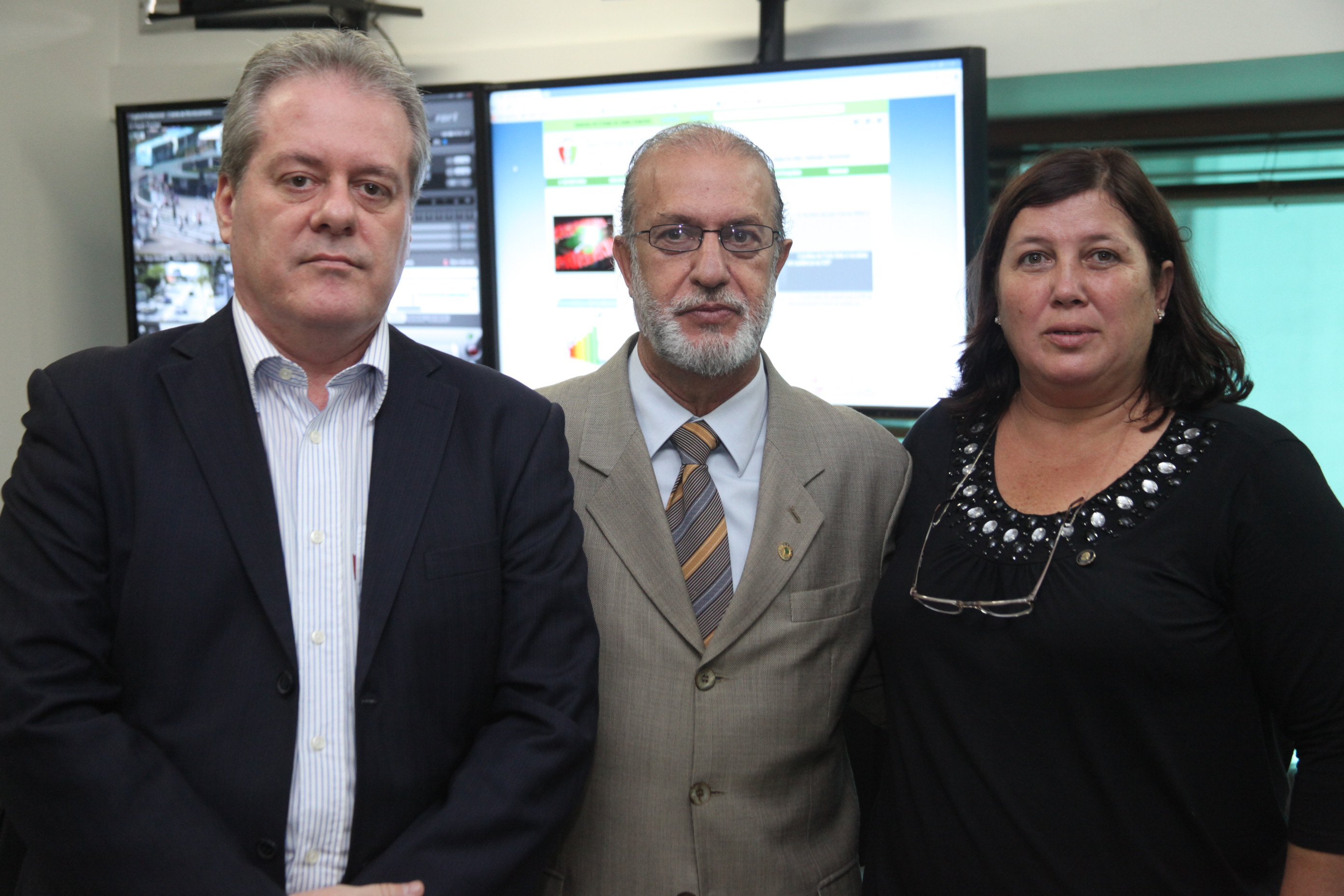Deputados Nilson Gonçalves (PSDB) e Carlos Chiodini (PMDB) e vereadores de Itapoá reúnem-se com o secretário de Segurança Pública César Grubba. Foto: Fábio Queiroz