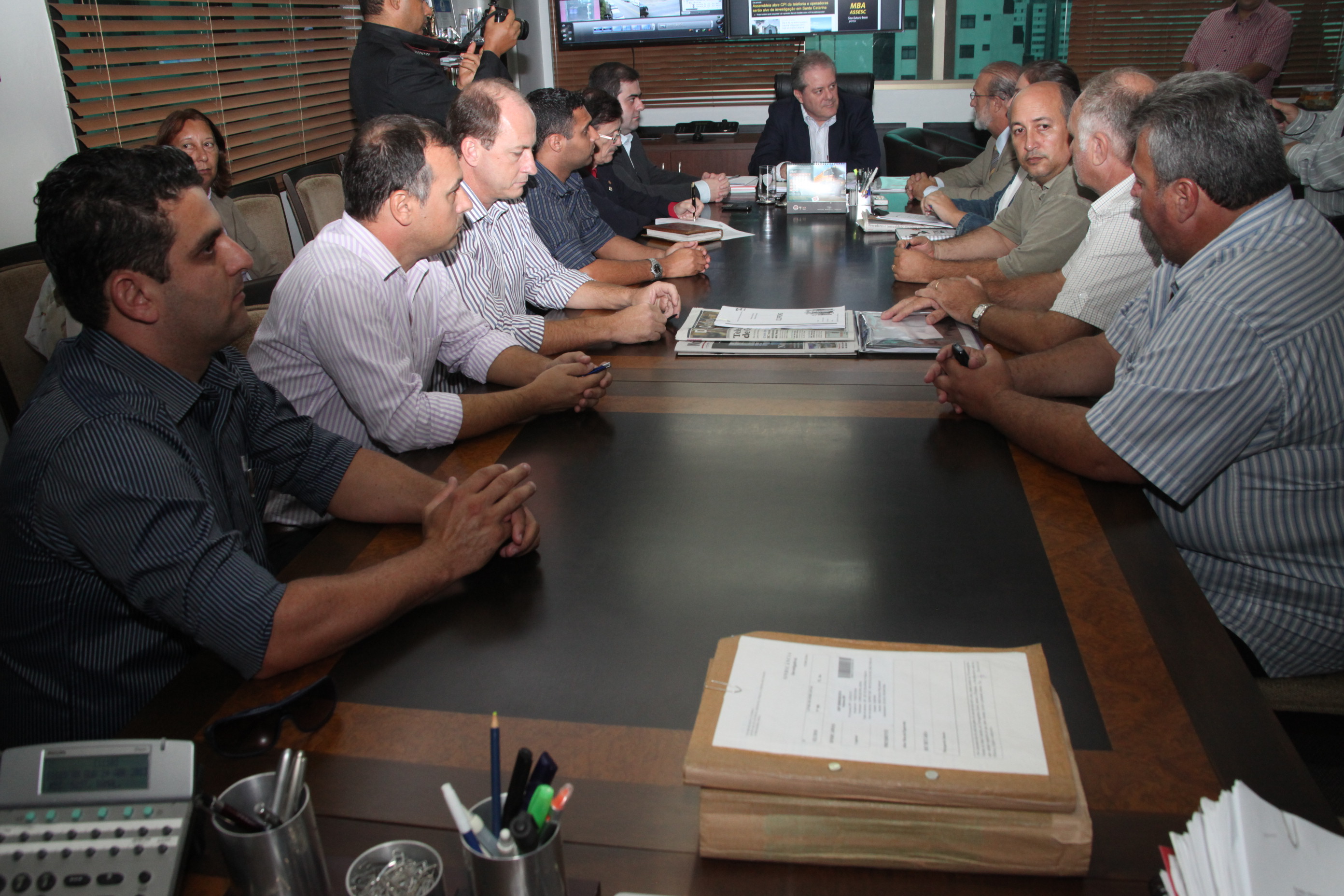 Deputados Nilson Gonçalves (PSDB) e Carlos Chiodini (PMDB) e vereadores de Itapoá reúnem-se com o secretário de Segurança Pública César Grubba. Foto: Fábio Queiroz