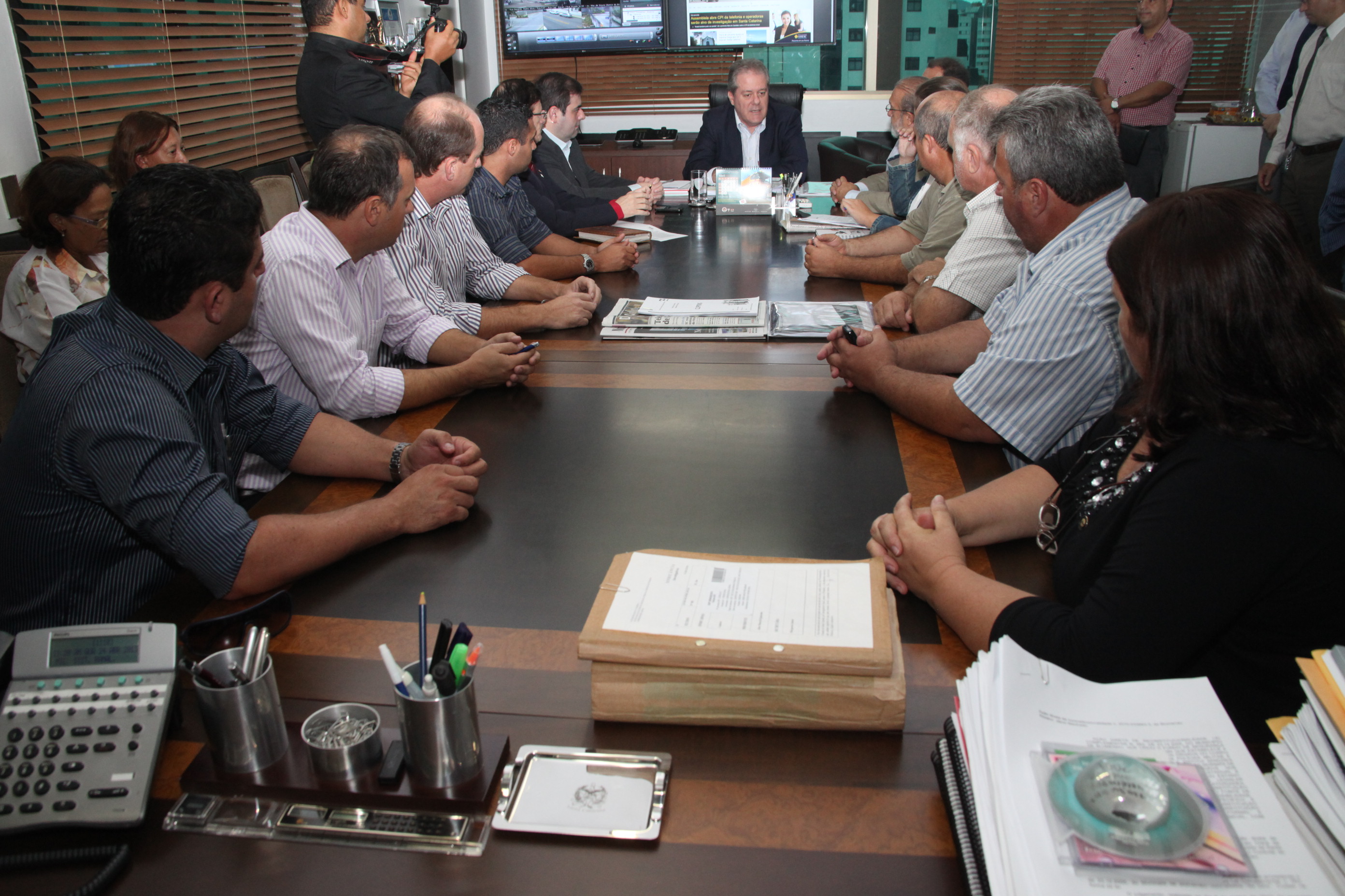 Deputados Nilson Gonçalves (PSDB) e Carlos Chiodini (PMDB) e vereadores de Itapoá reúnem-se com o secretário de Segurança Pública César Grubba. Foto: Fábio Queiroz