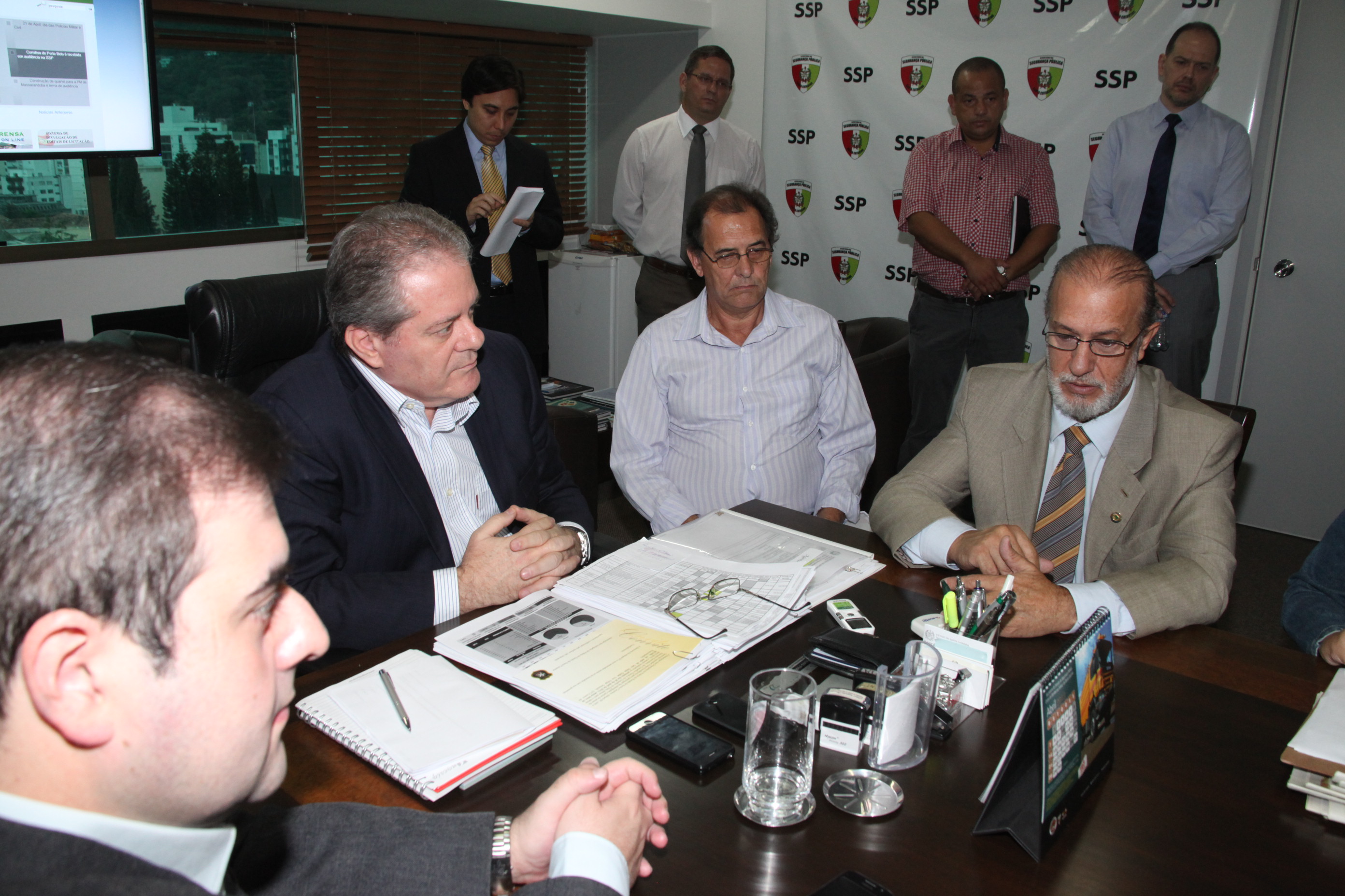 Deputados Nilson Gonçalves (PSDB) e Carlos Chiodini (PMDB) e vereadores de Itapoá reúnem-se com o secretário de Segurança Pública César Grubba. Foto: Fábio Queiroz