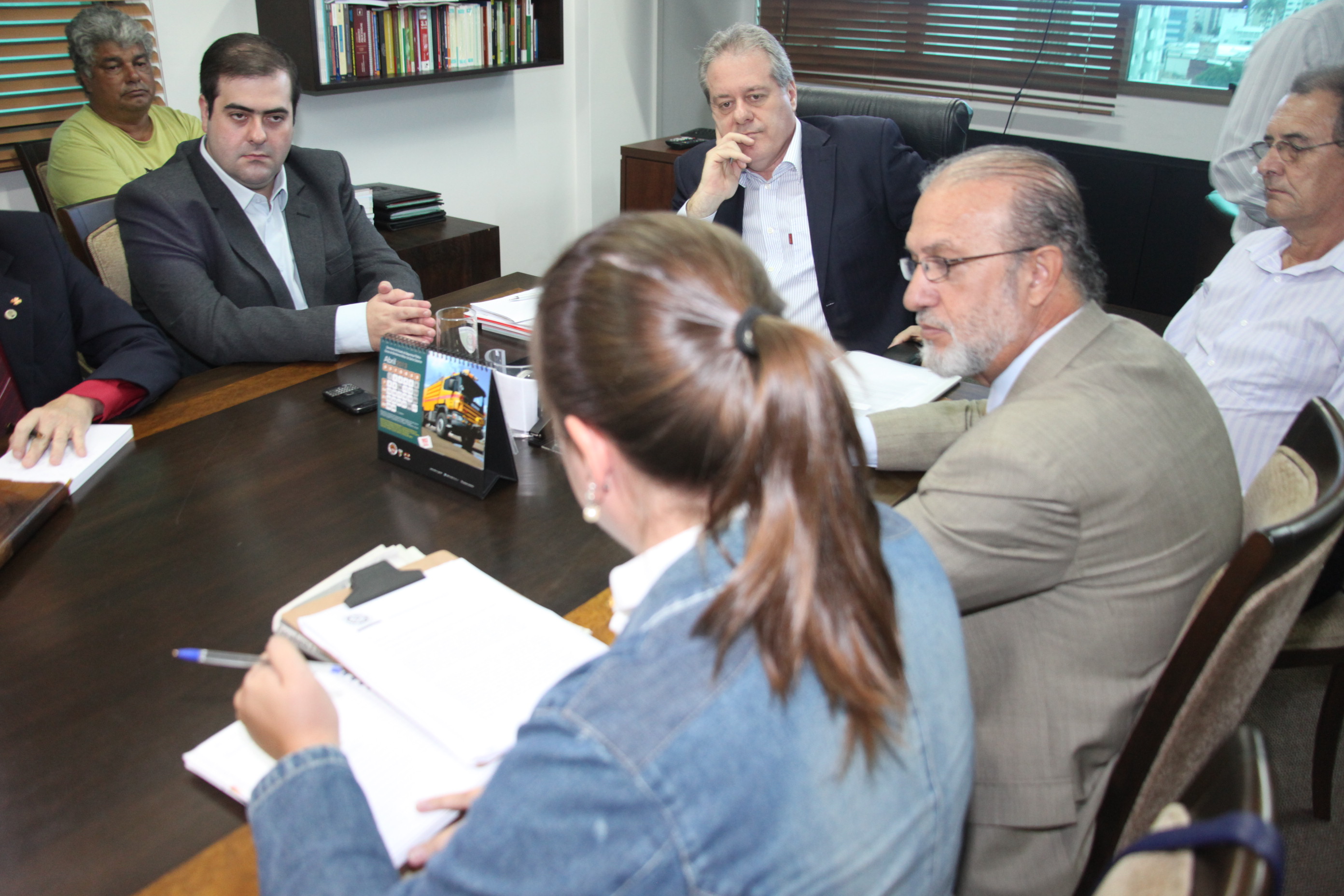 Deputados Nilson Gonçalves (PSDB) e Carlos Chiodini (PMDB) e vereadores de Itapoá reúnem-se com o secretário de Segurança Pública César Grubba. Foto: Fábio Queiroz