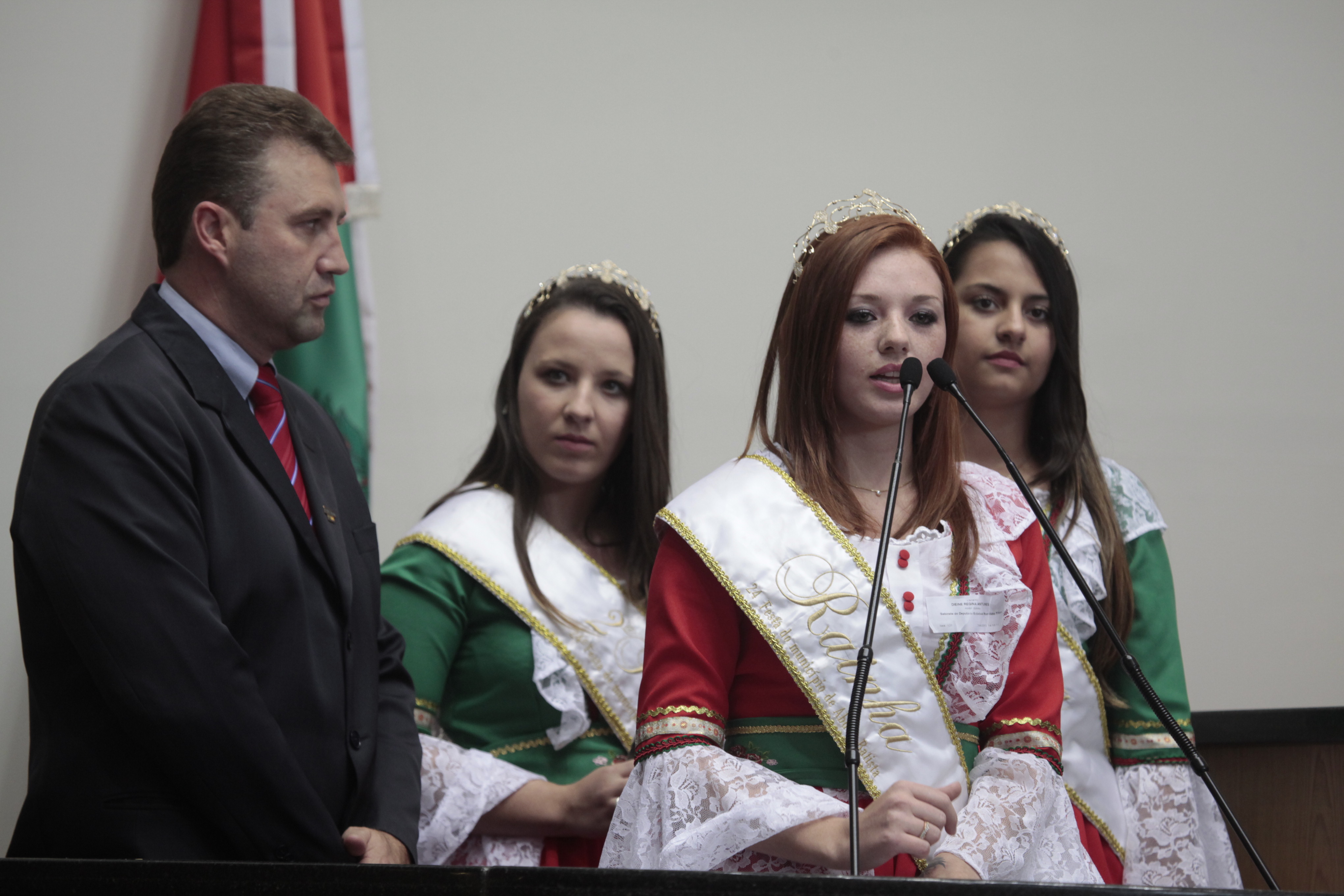 Sessão Ordinária - Plenário Osni Régis  Lucimar Salmoria Prefeito de Abdon Batista  e Dieine Regina Antunes  Rainha - Foto: Carlos Kilian