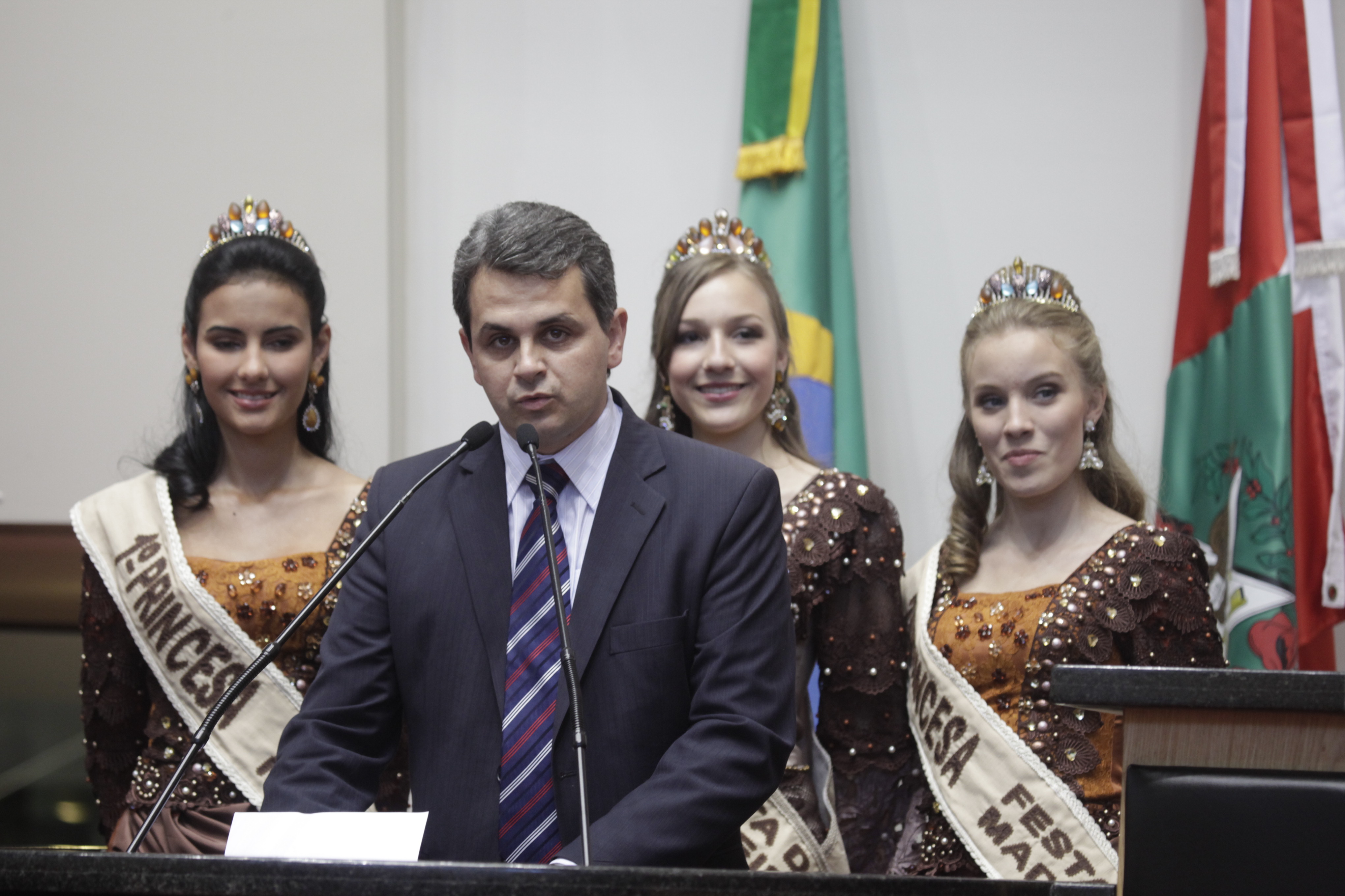 Sessão Ordinária - Plenário Osni Régis - Lançamento da 4ª Festa da Madeira. Foto: Carlos Kilian