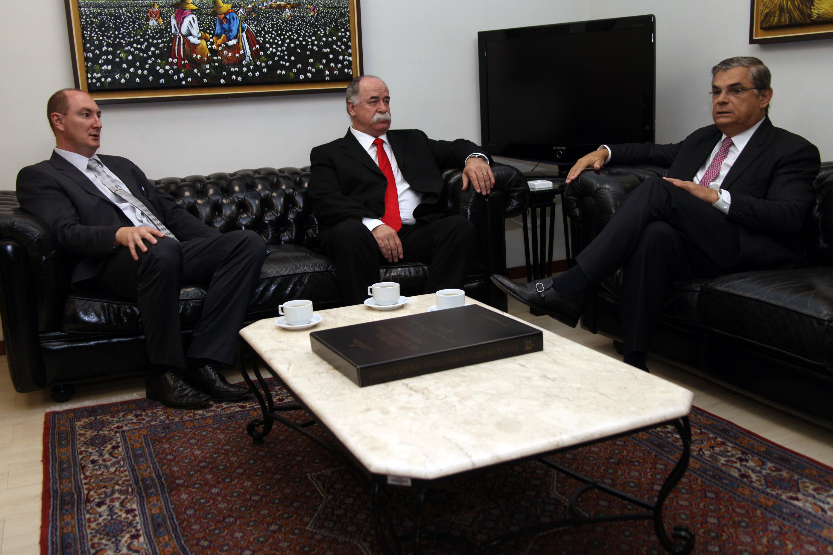 Presidente em exercício da Alesc, Romildo Titon (PMDB), recebe a visita do vice-governador do estado, Eduardo Pinho Moreira. Foto: Fábio Queiroz