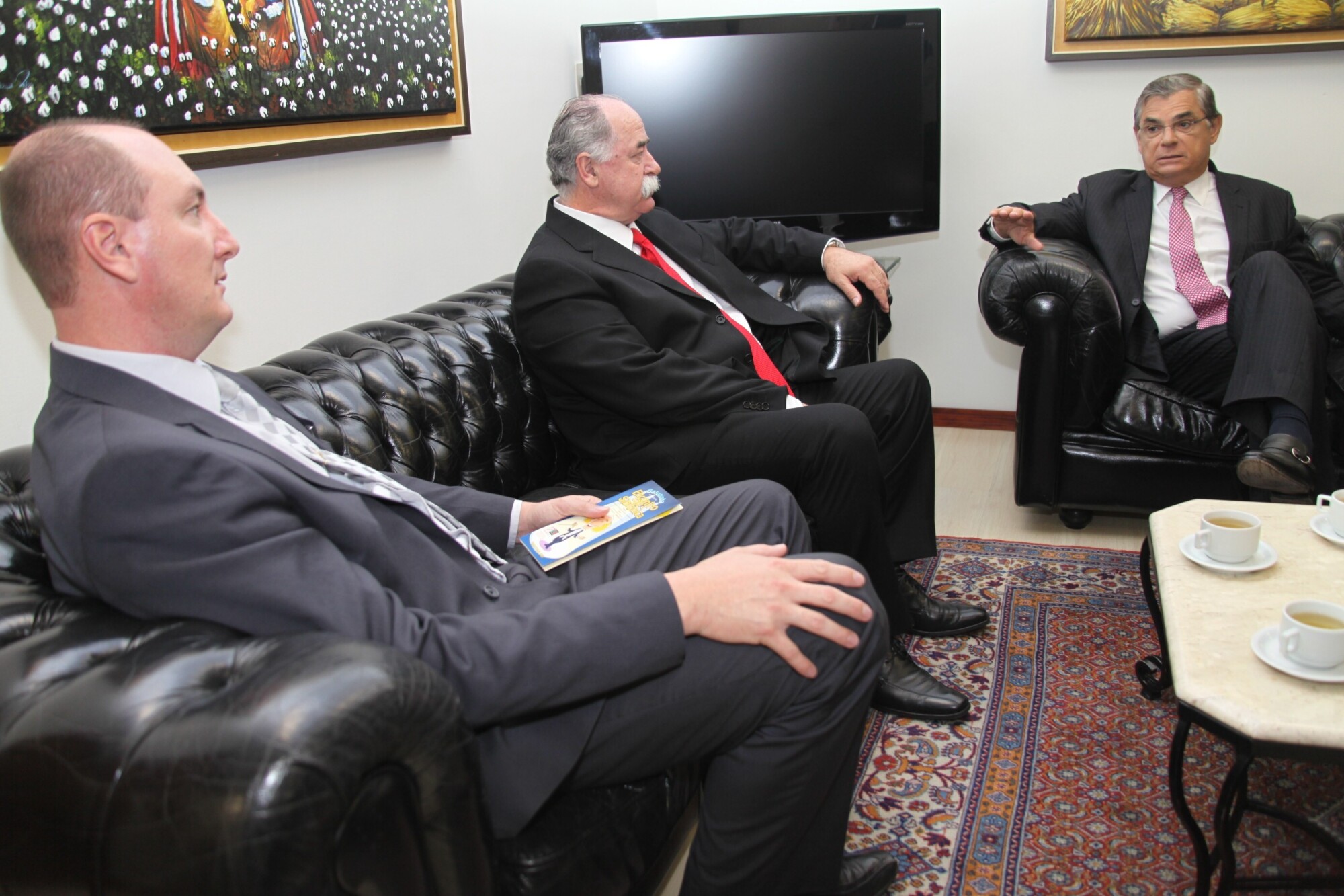 Romildo Titon recebe visita do vice-governador Pinho Moreira