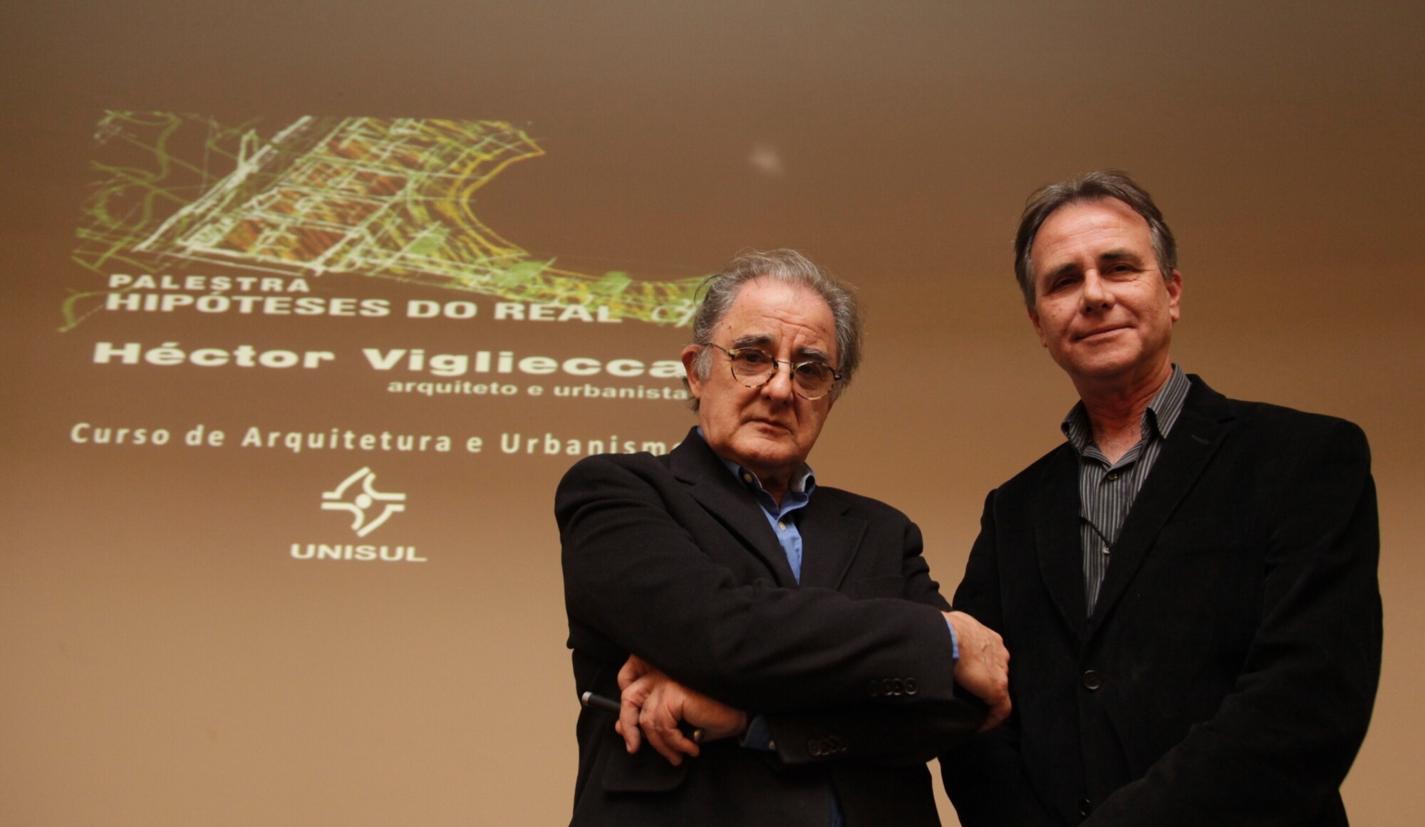 Arquiteto e urbanista Hector Vigliecca e Mauricio Andriani, coordenador do curso de Arquitetura e Urbanismo da UNISUL.  Foto: Carlos Kilian