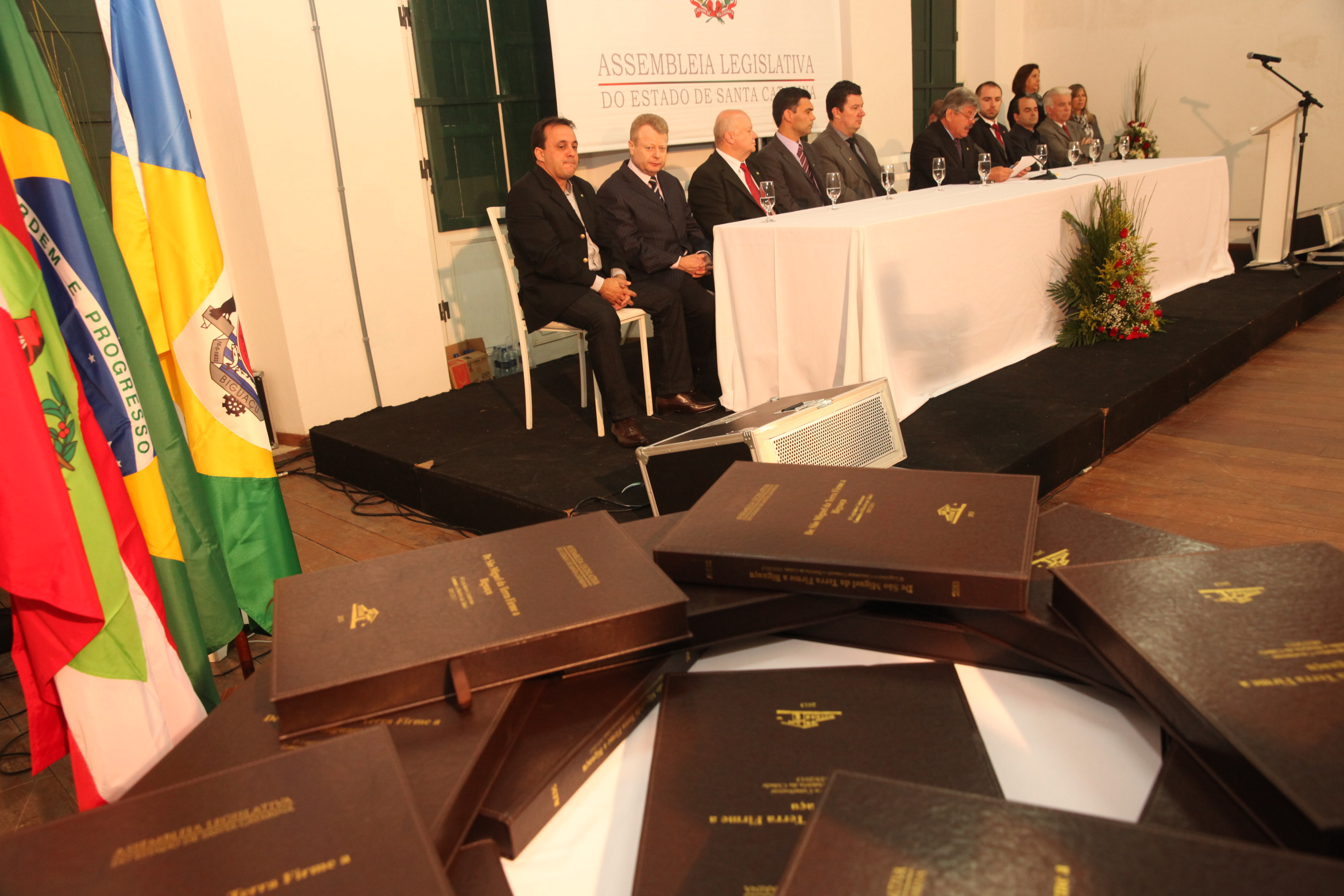 Sessão Solene em homenagem ao aniversário de 180 anos de emancipação Político-Administrativa de Biguaçu e entrega do livro 