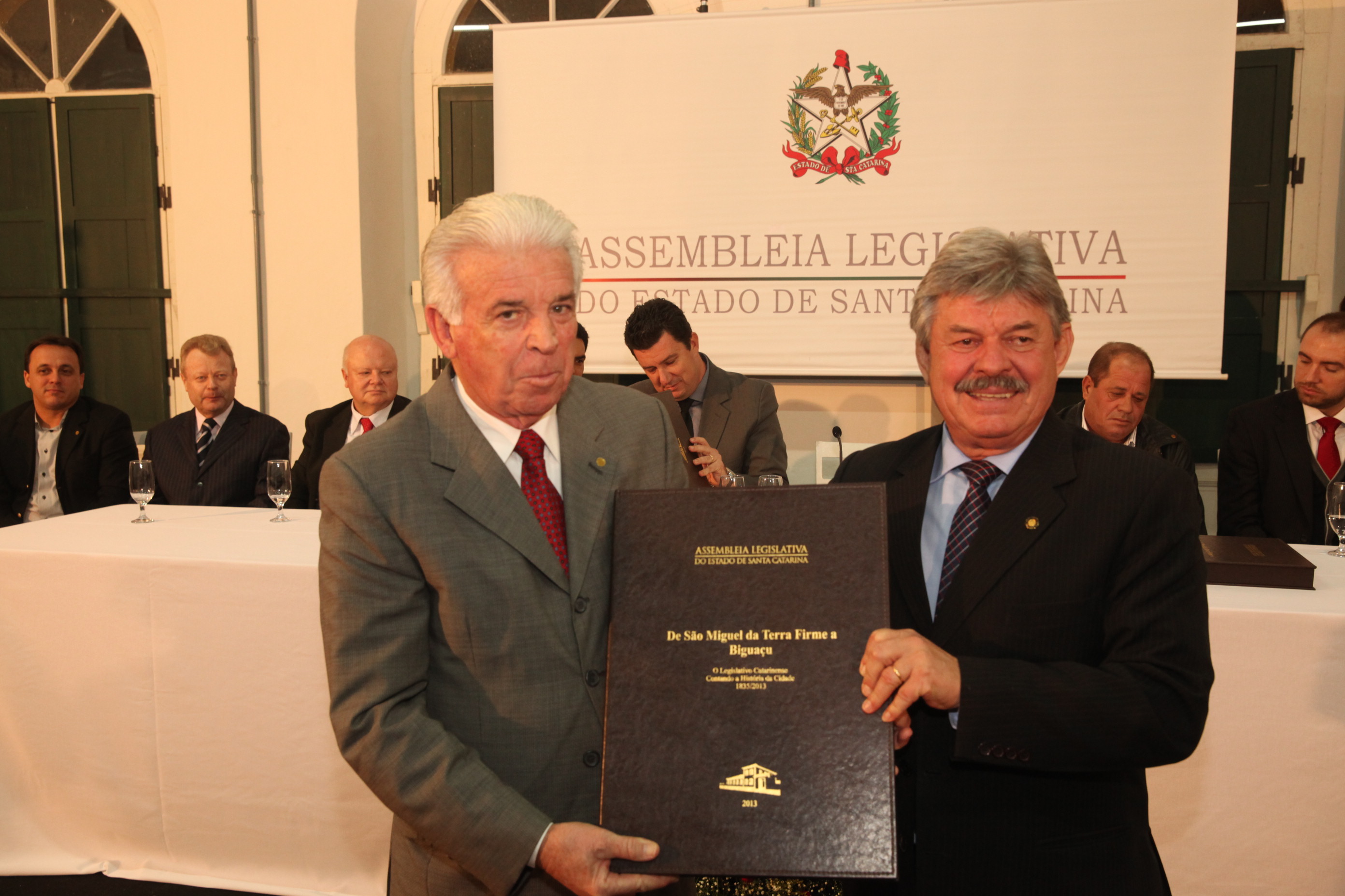 Sessão Solene em homenagem ao aniversário de 180 anos de emancipação Político-Administrativa de Biguaçu e entrega do livro 