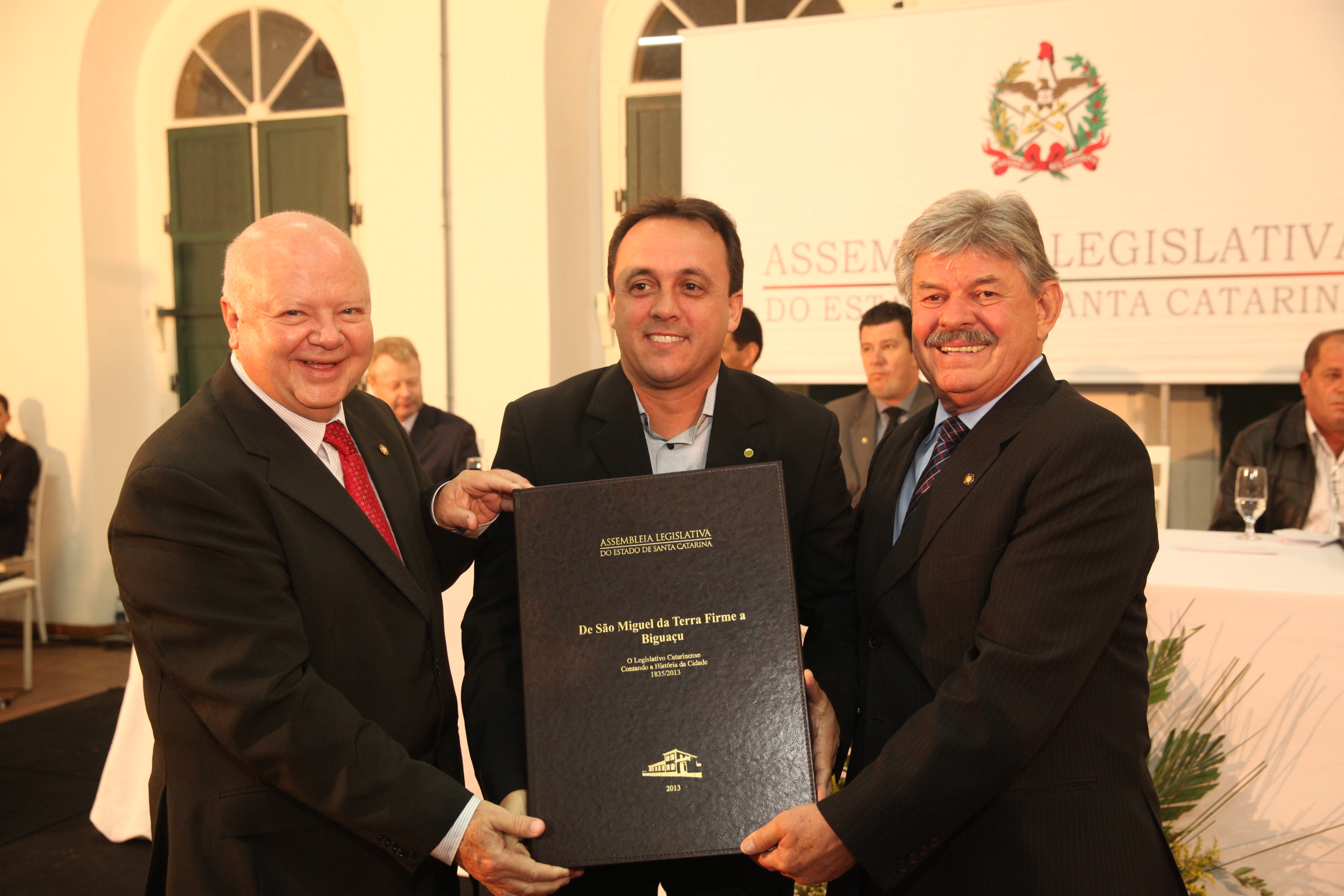 Sessão Solene em homenagem ao aniversário de 180 anos de emancipação Político-Administrativa de Biguaçu e entrega do livro 