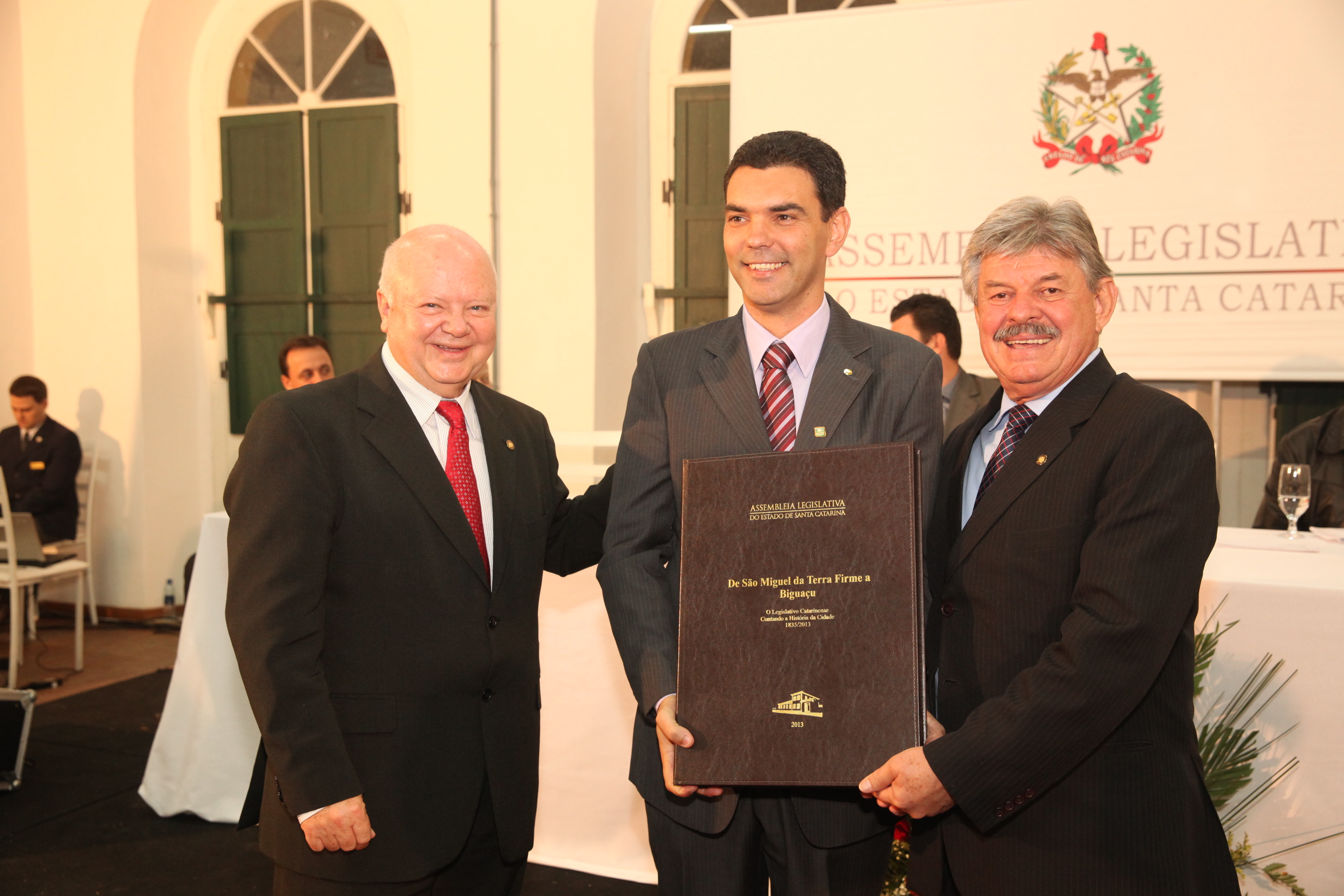 Sessão Solene em homenagem ao aniversário de 180 anos de emancipação Político-Administrativa de Biguaçu e entrega do livro 