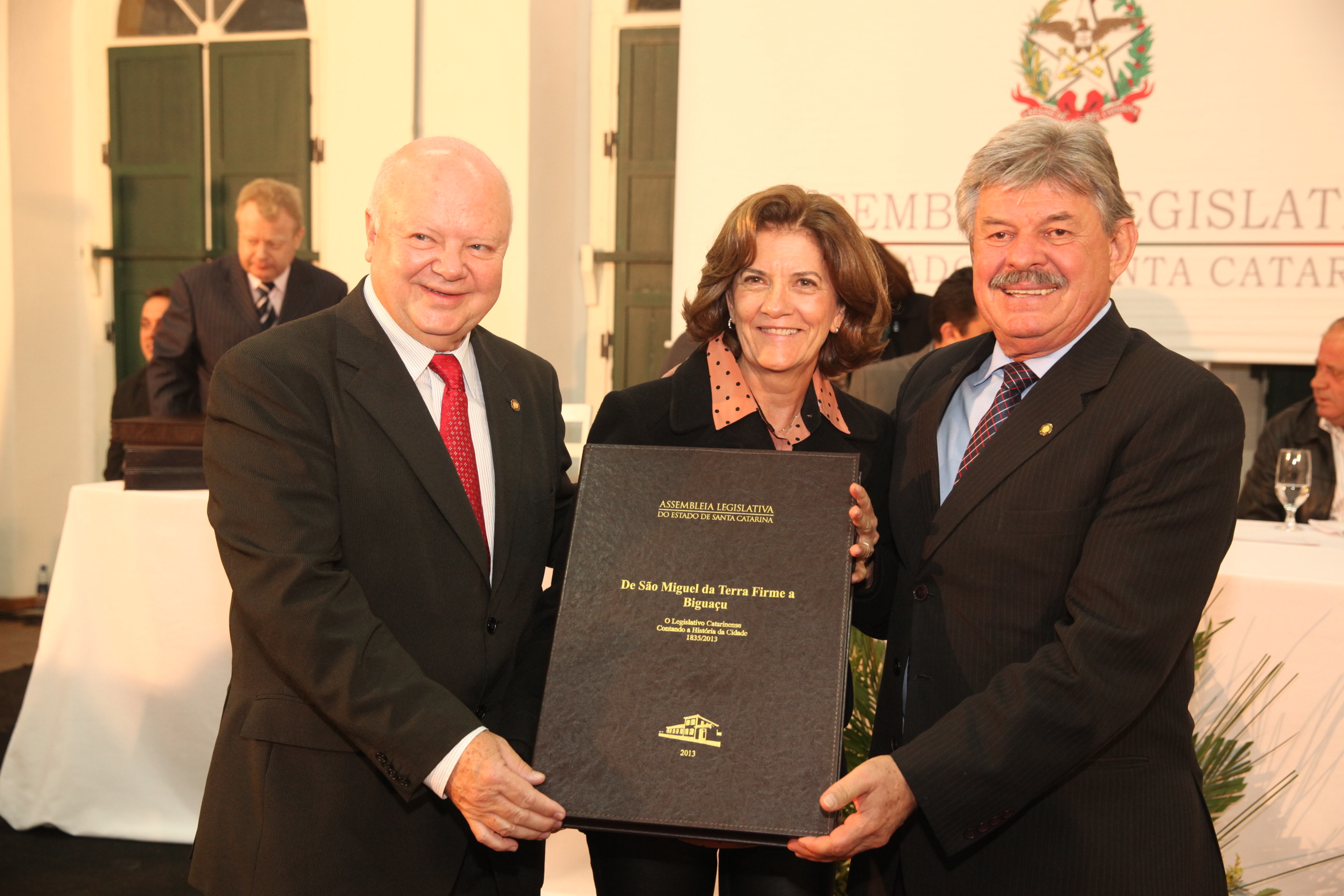 Sessão Solene em homenagem ao aniversário de 180 anos de emancipação Político-Administrativa de Biguaçu e entrega do livro 