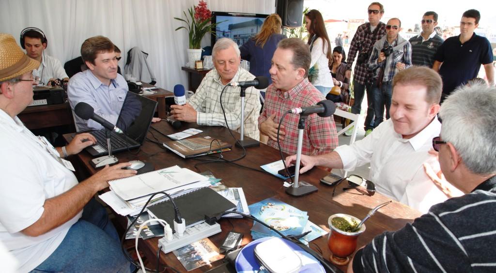 Os Deputados Valmir Comin,   Joares Ponticelli,  Altair Guidi e Jose Nei Ascari concedem entrevista ao Radialista Luiz Antonio em  programa de Radio Verde Vale.  Foto Carlos Kilian/AgenciaAL
