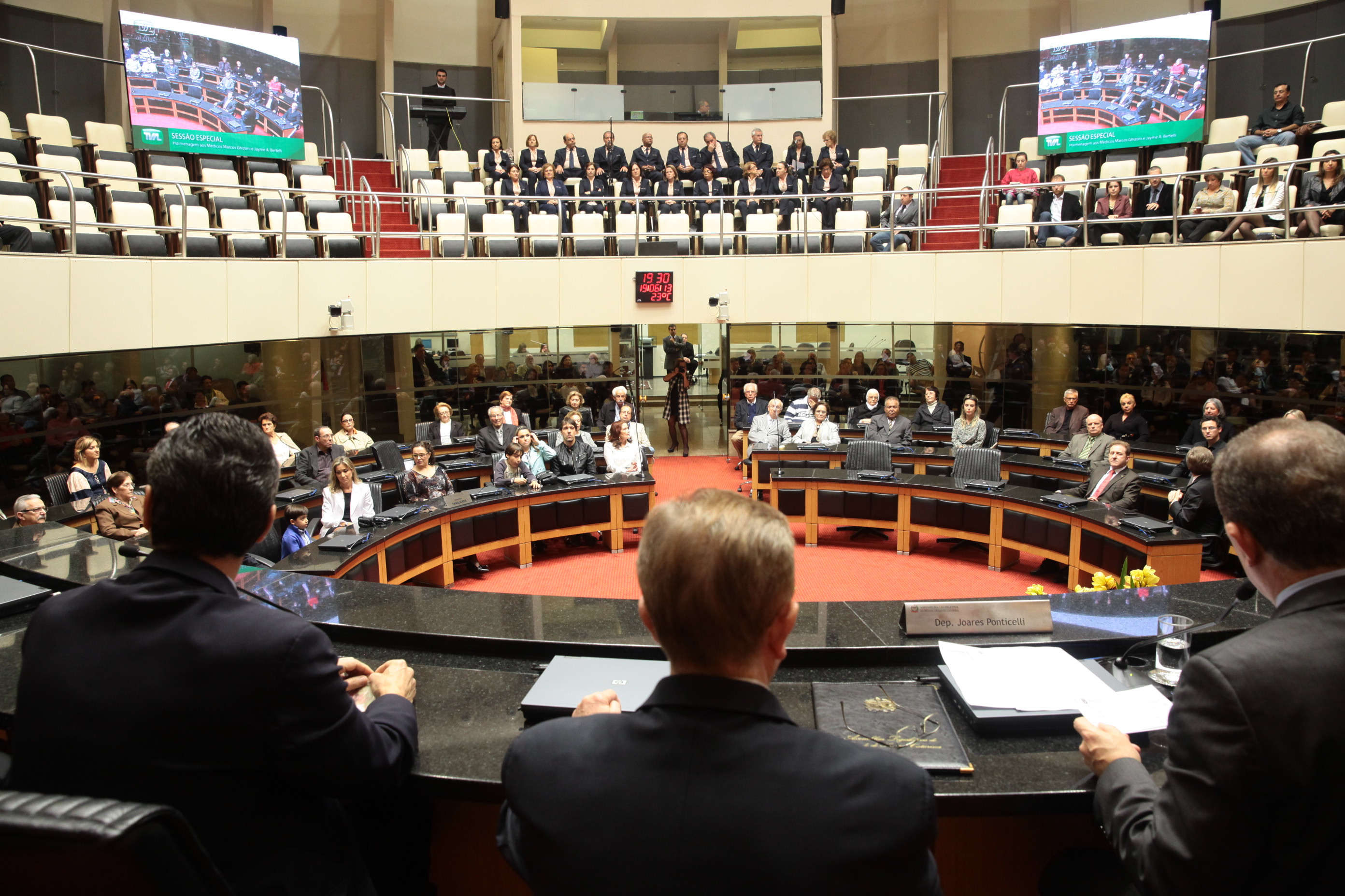 Sessão Especial em homenagem aos médicos Marcos Ghizoni e Jayme Bertelli. Foto: Miriam Zomer