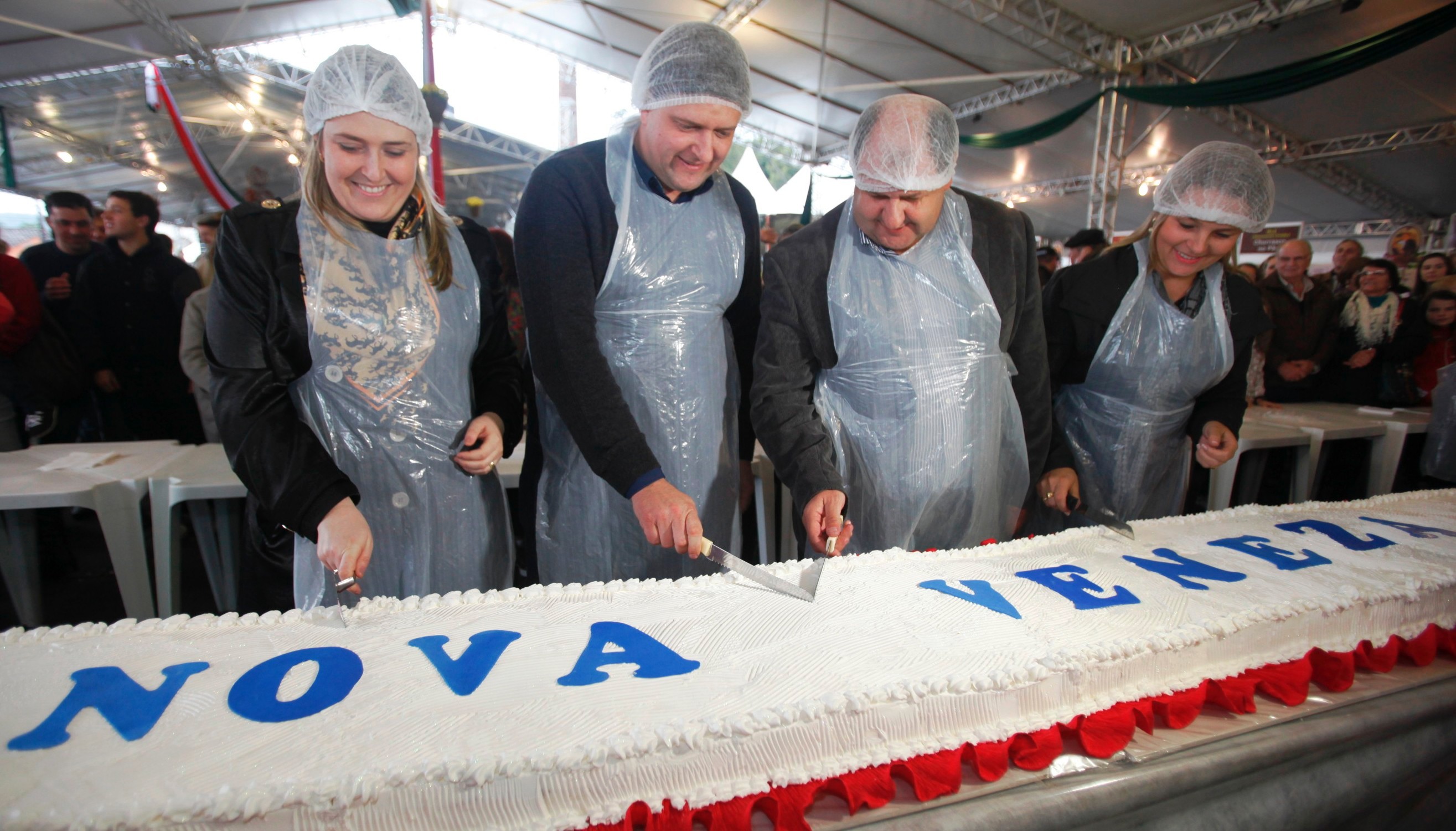 Prefeito Evandro Gava e o Vice Ze Spiler cortam a bolo comemorativo ao aniversario de Nova Veneza   Foto Carlos Kilian/Agencia AL