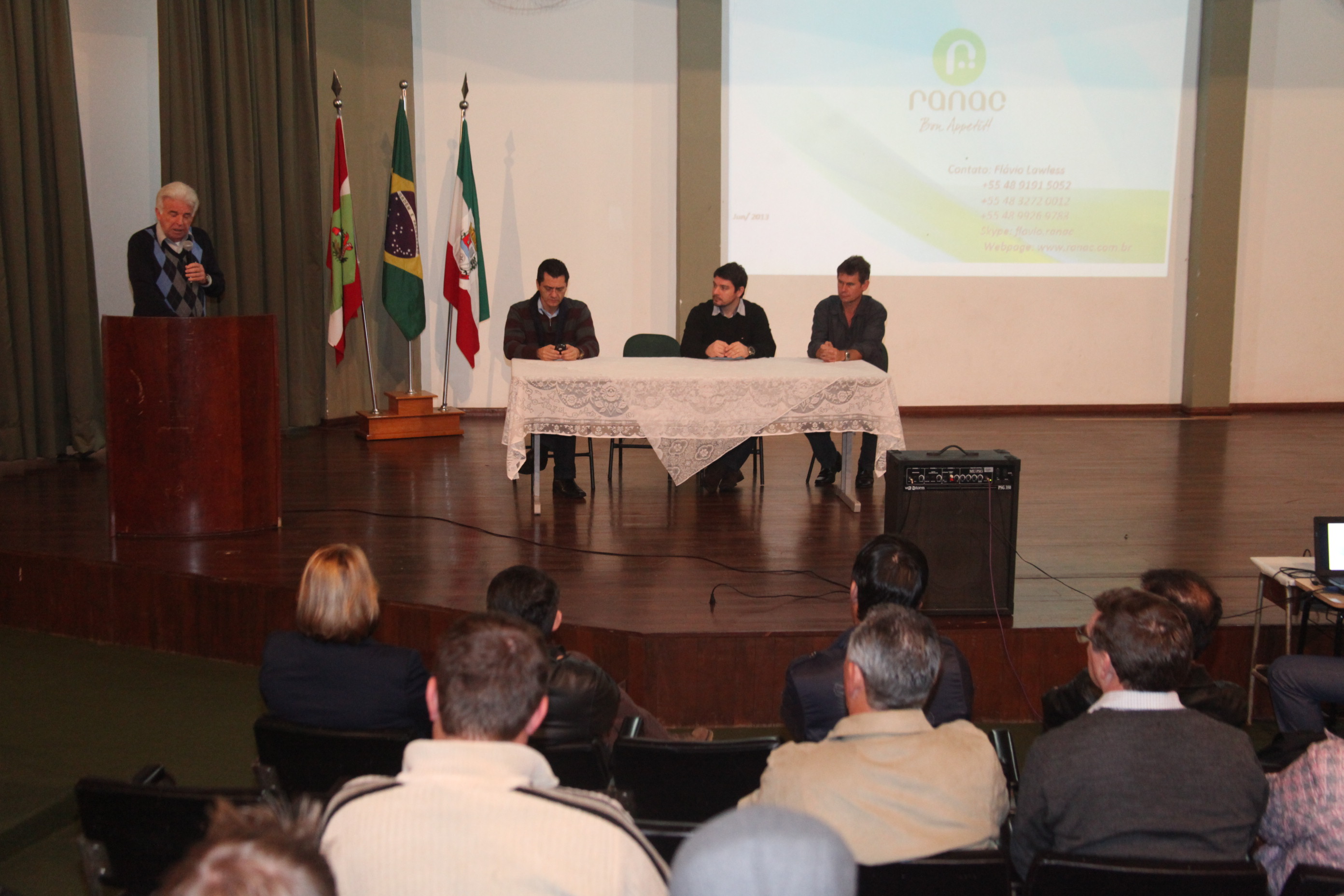 Deputado Jailson Lima (PT) promove visita de prefeitos e vereadores do Alto Vale, de Massaranduba e de Araranguá à Ranac, empresa de criação e beneficiamento de carne de rã. Foto: Fábio Queiroz.