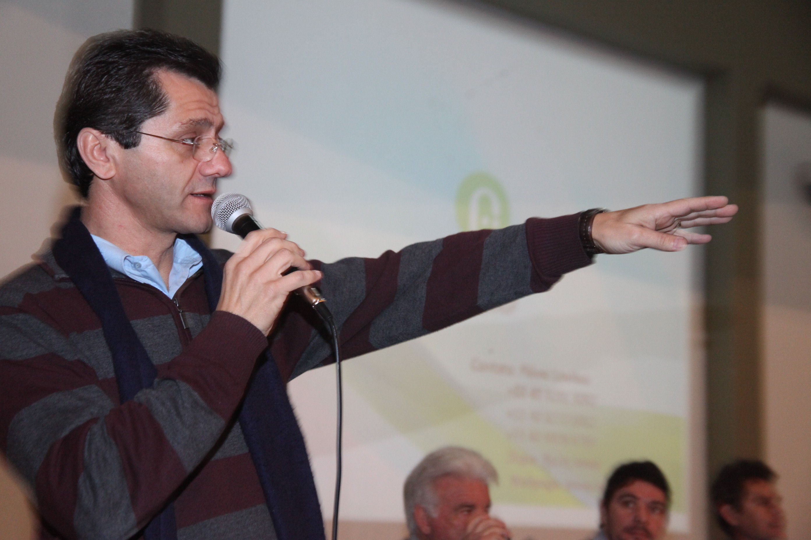 Deputado Jailson Lima (PT) promove visita de prefeitos e vereadores do Alto Vale, de Massaranduba e de Araranguá à Ranac, empresa de criação e beneficiamento de carne de rã. Foto: Fábio Queiroz.
