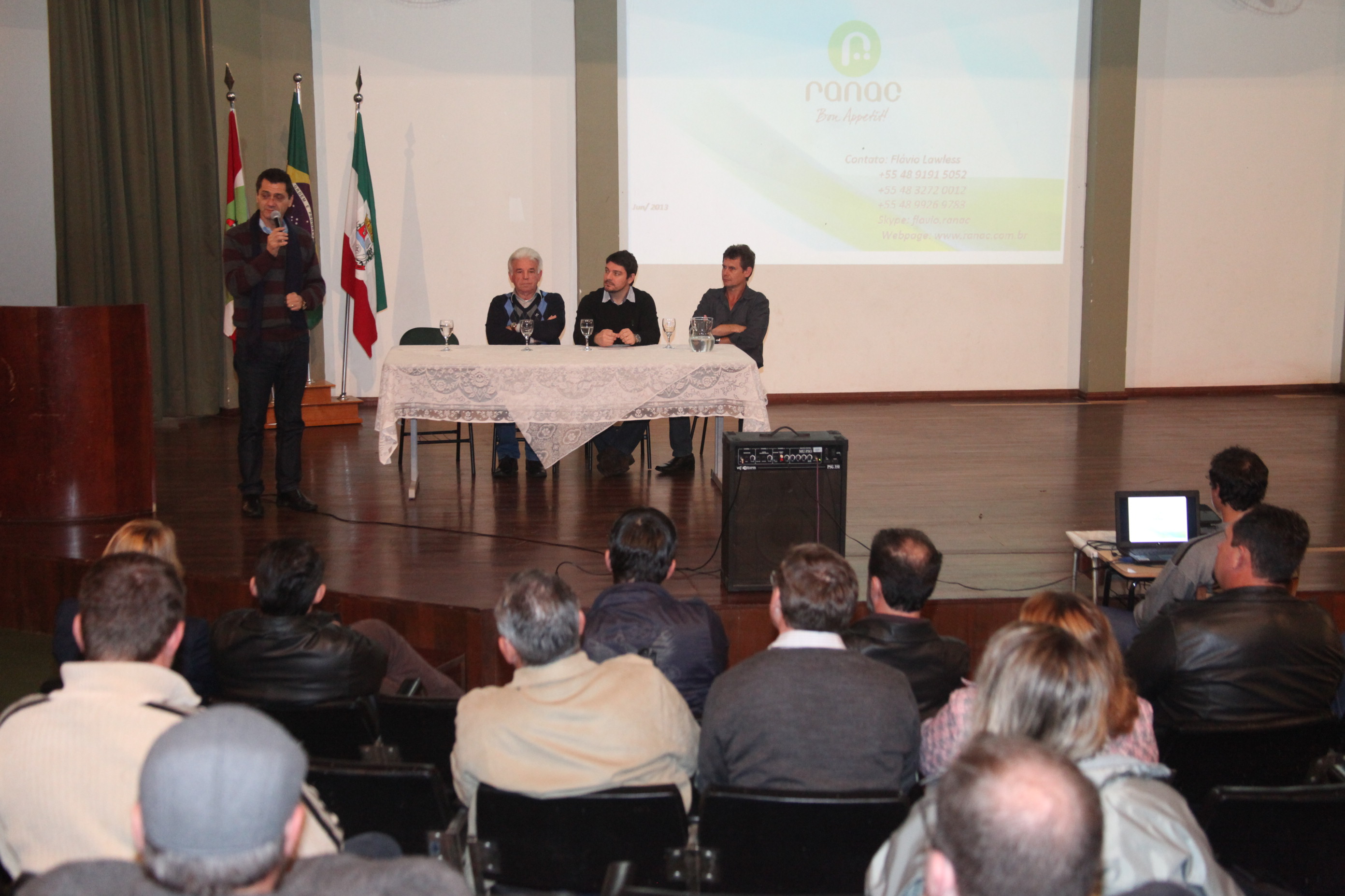 Deputado Jailson Lima (PT) promove visita de prefeitos e vereadores do Alto Vale, de Massaranduba e de Araranguá à Ranac, empresa de criação e beneficiamento de carne de rã. Foto: Fábio Queiroz.