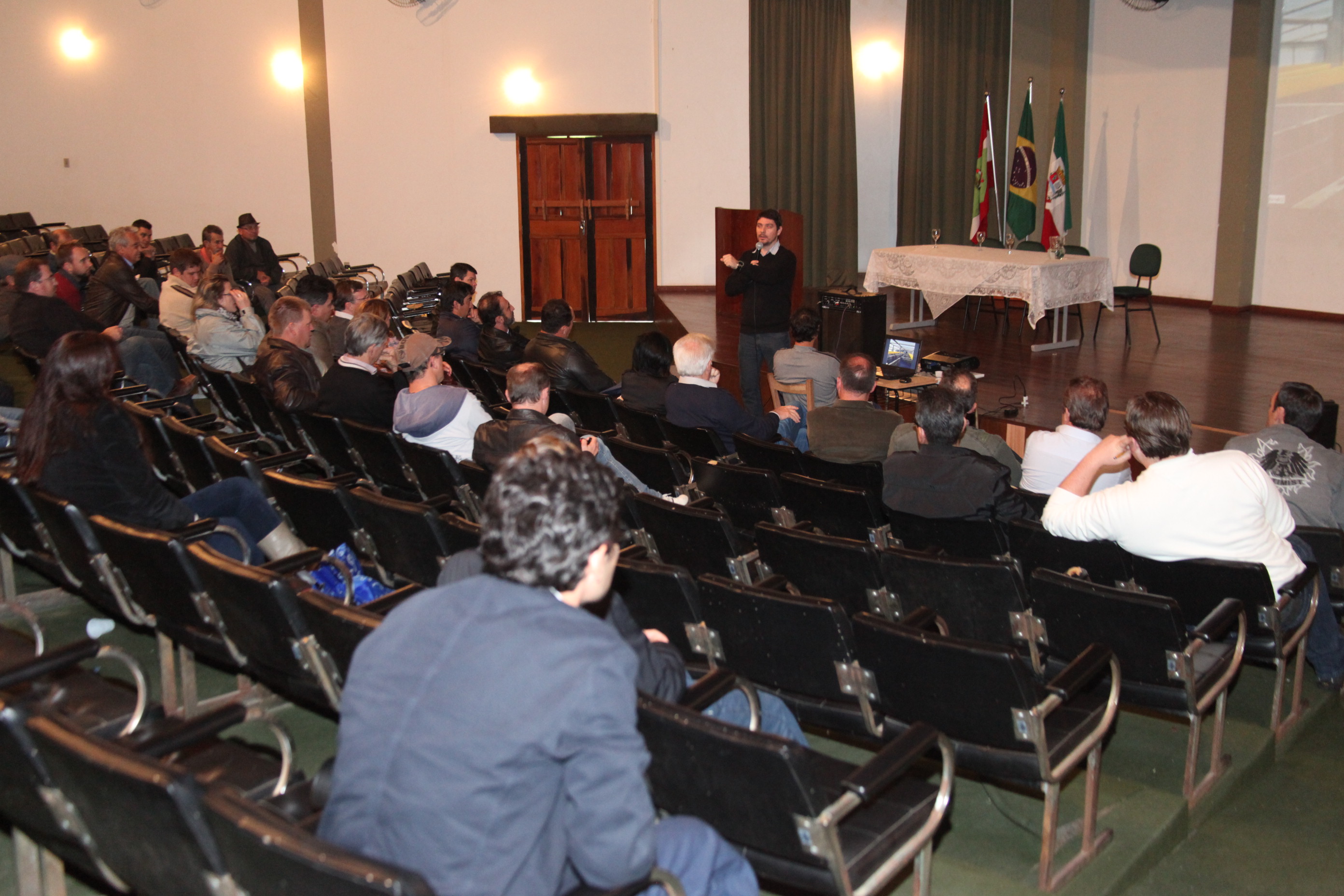 Deputado Jailson Lima (PT) promove visita de prefeitos e vereadores do Alto Vale, de Massaranduba e de Araranguá à Ranac, empresa de criação e beneficiamento de carne de rã. Foto: Fábio Queiroz.