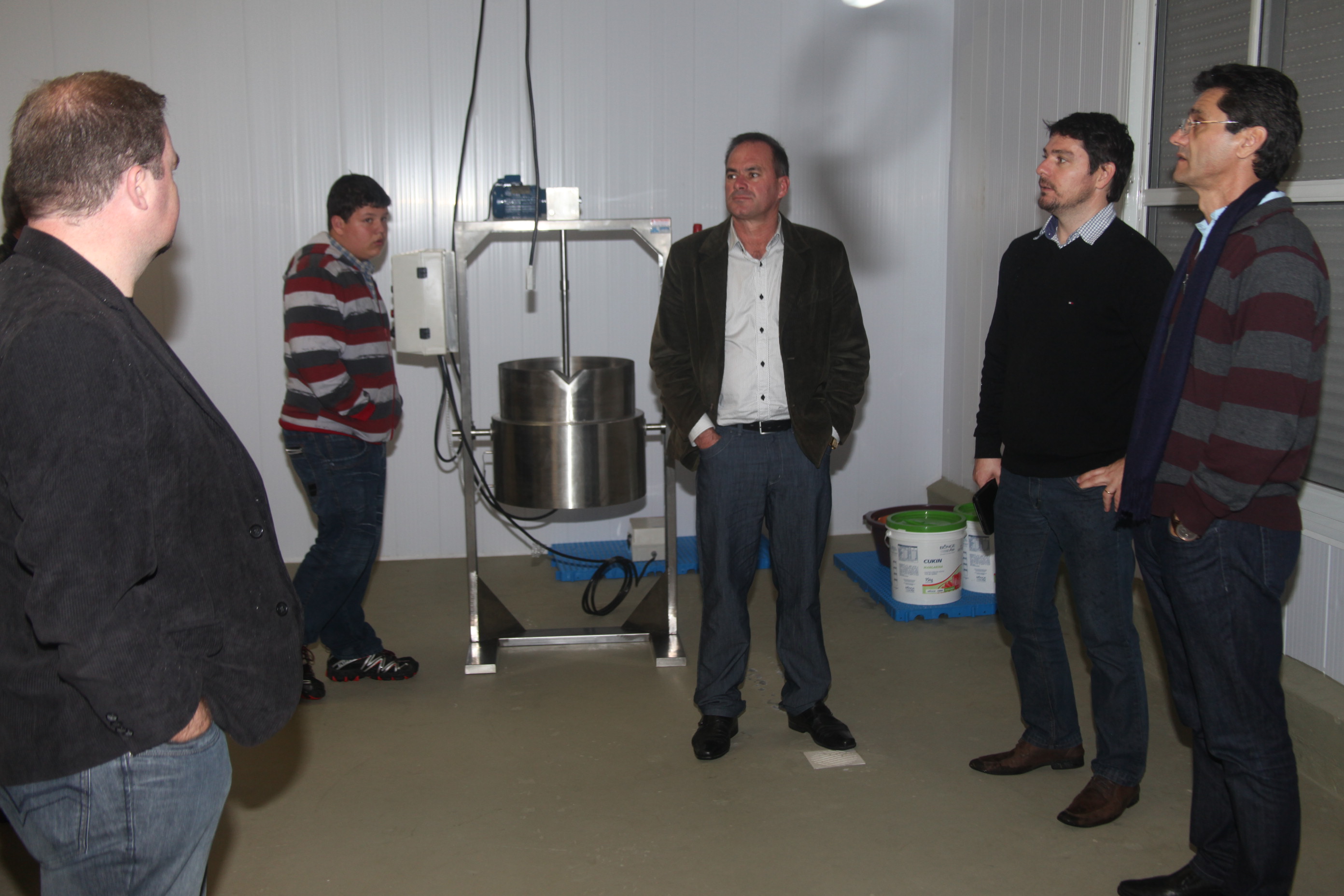 Deputado Jailson Lima (PT) promove visita de prefeitos e vereadores do Alto Vale, de Massaranduba e de Araranguá à Ranac, empresa de criação e beneficiamento de carne de rã. Foto: Fábio Queiroz.