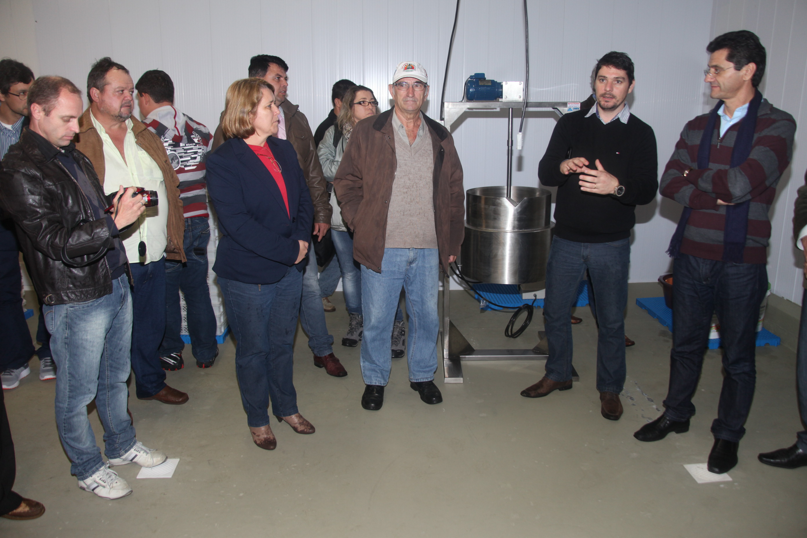 Deputado Jailson Lima (PT) promove visita de prefeitos e vereadores do Alto Vale, de Massaranduba e de Araranguá à Ranac, empresa de criação e beneficiamento de carne de rã. Foto: Fábio Queiroz.
