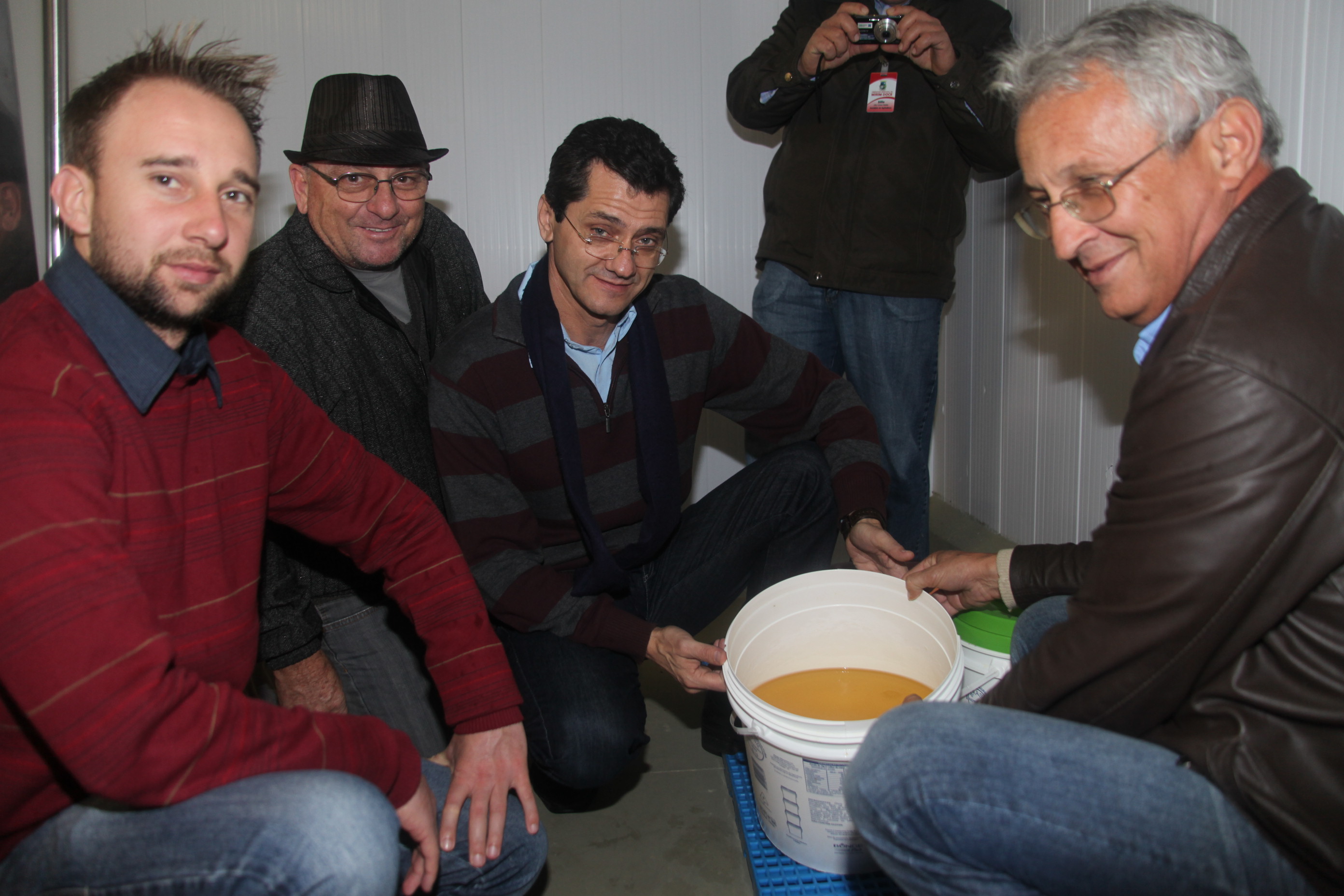 Deputado Jailson Lima (PT) promove visita de prefeitos e vereadores do Alto Vale, de Massaranduba e de Araranguá à Ranac, empresa de criação e beneficiamento de carne de rã. Foto: Fábio Queiroz.