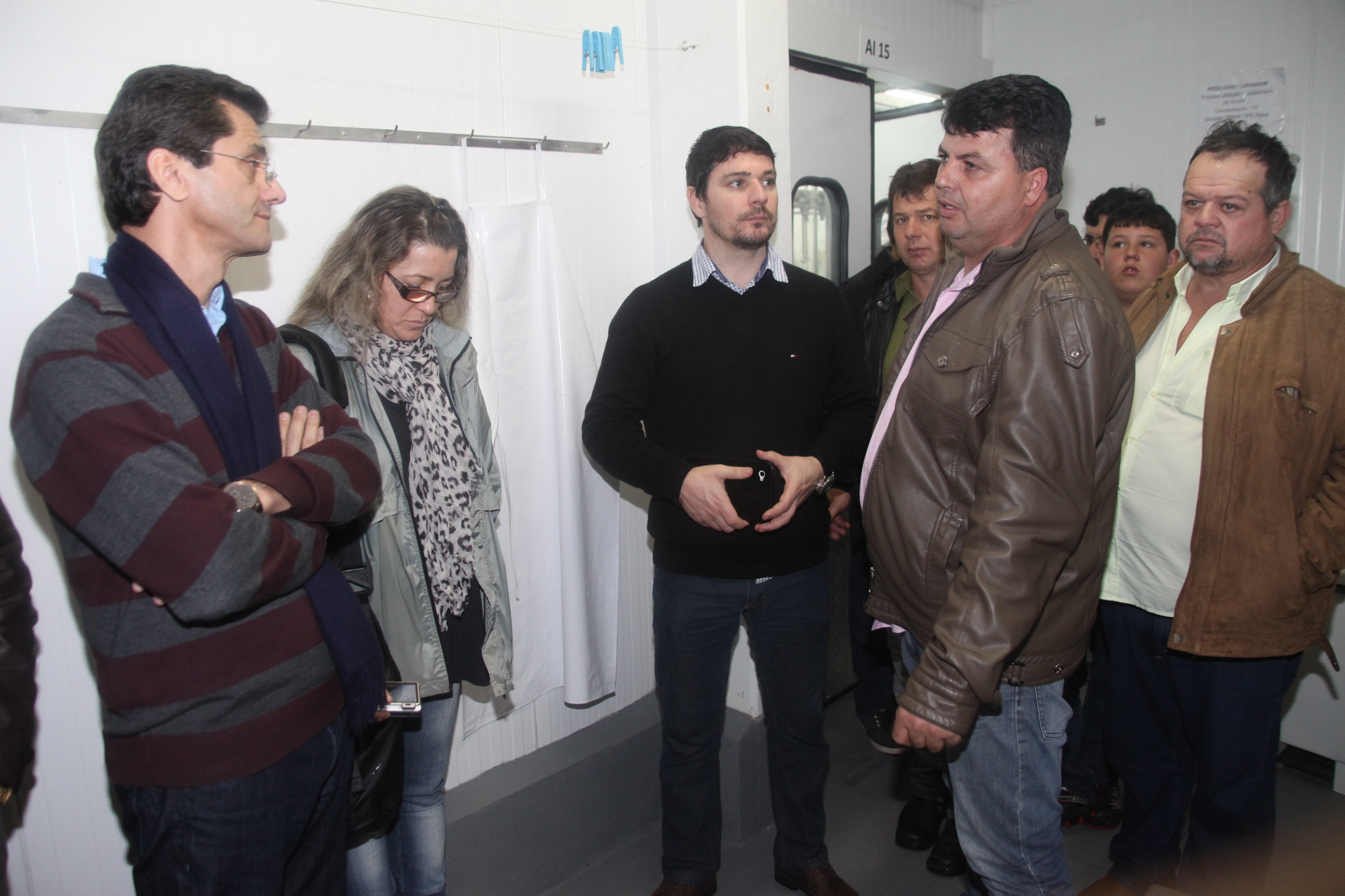 Deputado Jailson Lima (PT) promove visita de prefeitos e vereadores do Alto Vale, de Massaranduba e de Araranguá à Ranac, empresa de criação e beneficiamento de carne de rã. Foto: Fábio Queiroz.