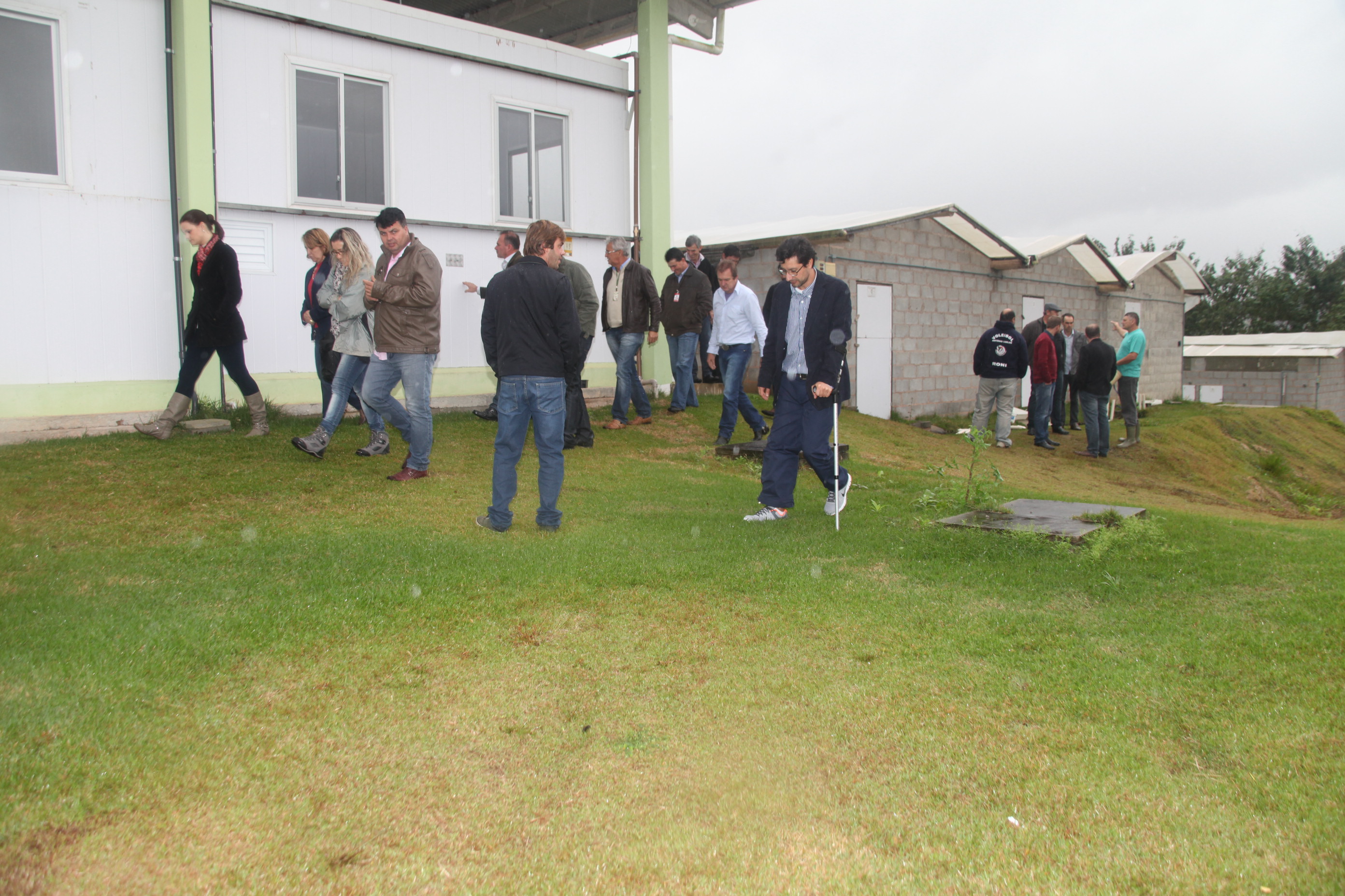Deputado Jailson Lima (PT) promove visita de prefeitos e vereadores do Alto Vale, de Massaranduba e de Araranguá à Ranac, empresa de criação e beneficiamento de carne de rã. Foto: Fábio Queiroz.