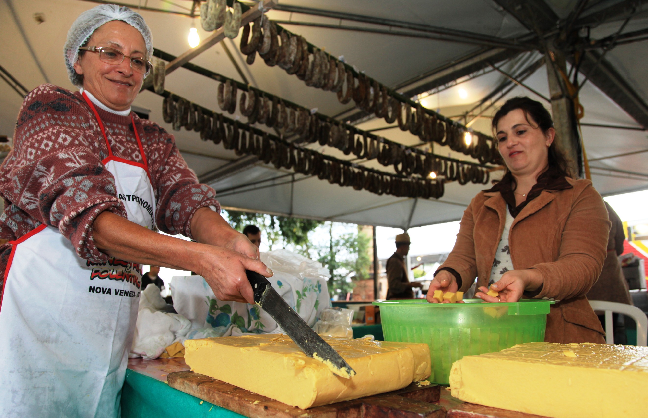 Dona Nina prepara a polenta no Engenho Bairro Bertolutto  Foto Carlos Kilian/Agencia AL