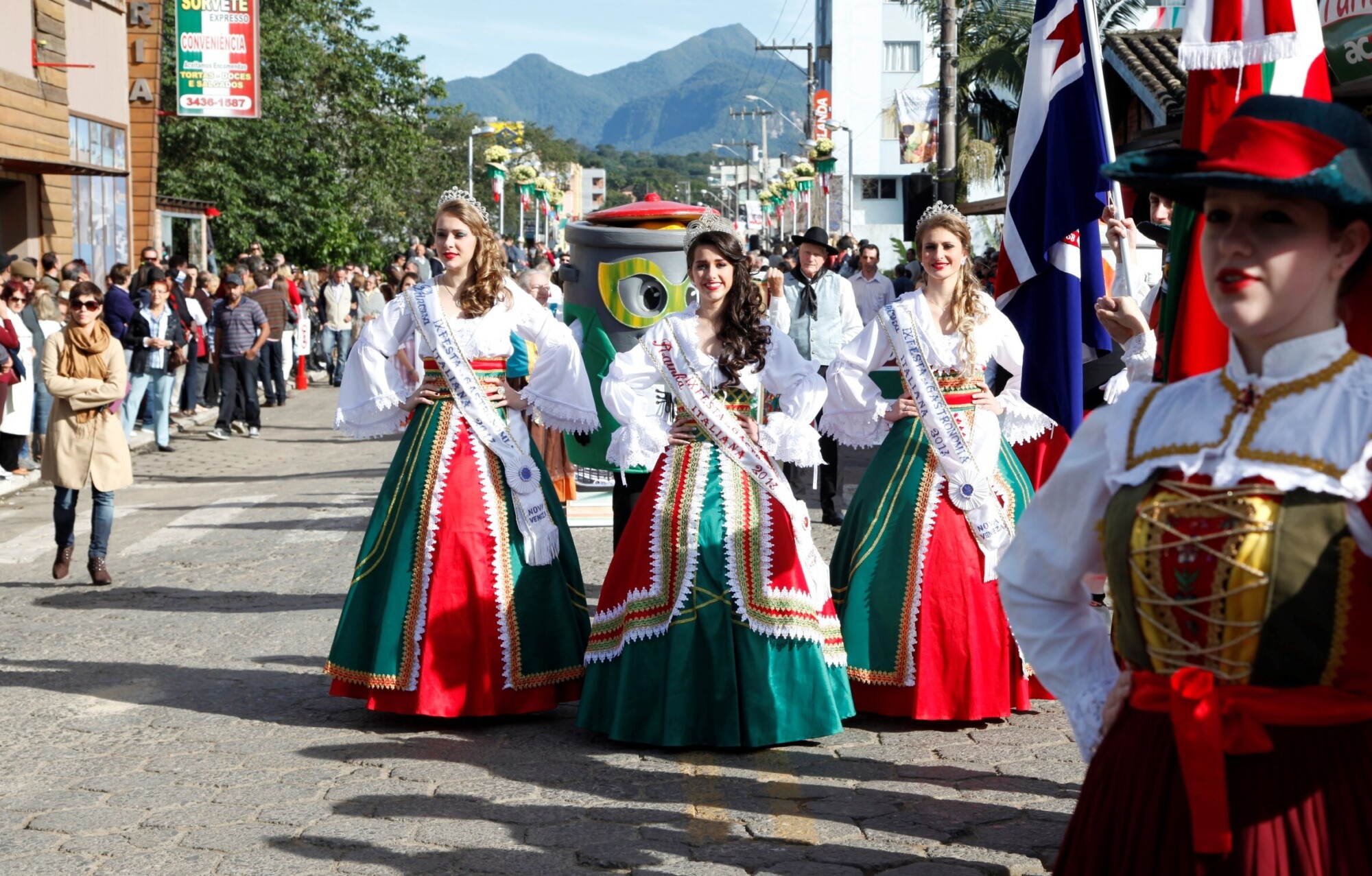 Desfile das famílias colonizadoras celebra a história de Nova Veneza